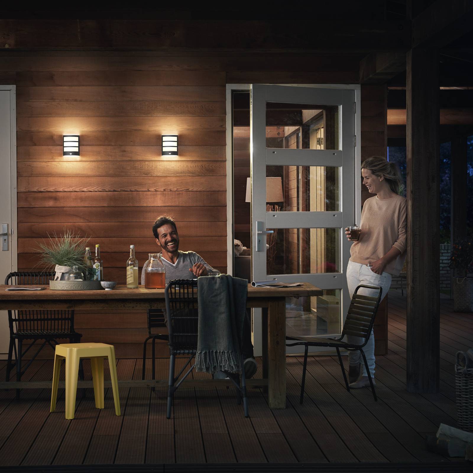 foto del prodotto lampada da esterno philips python antracite 2.700k con sensore