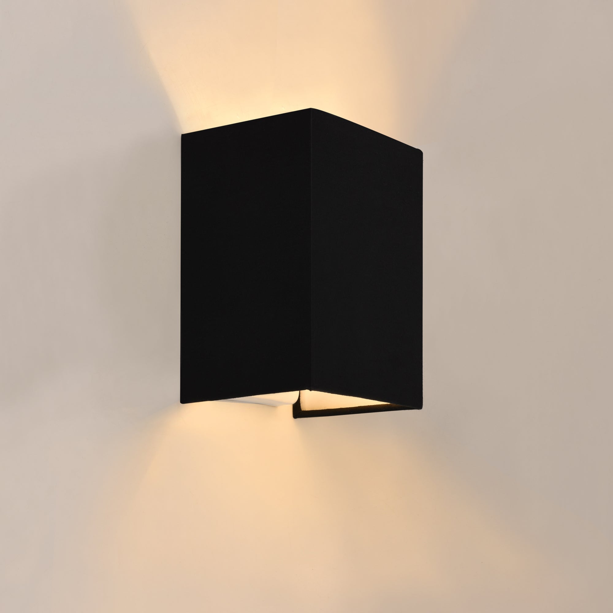 foto del prodotto lampada da parete angolare e27 60 watt 20 cm paralume lino nero 030002527