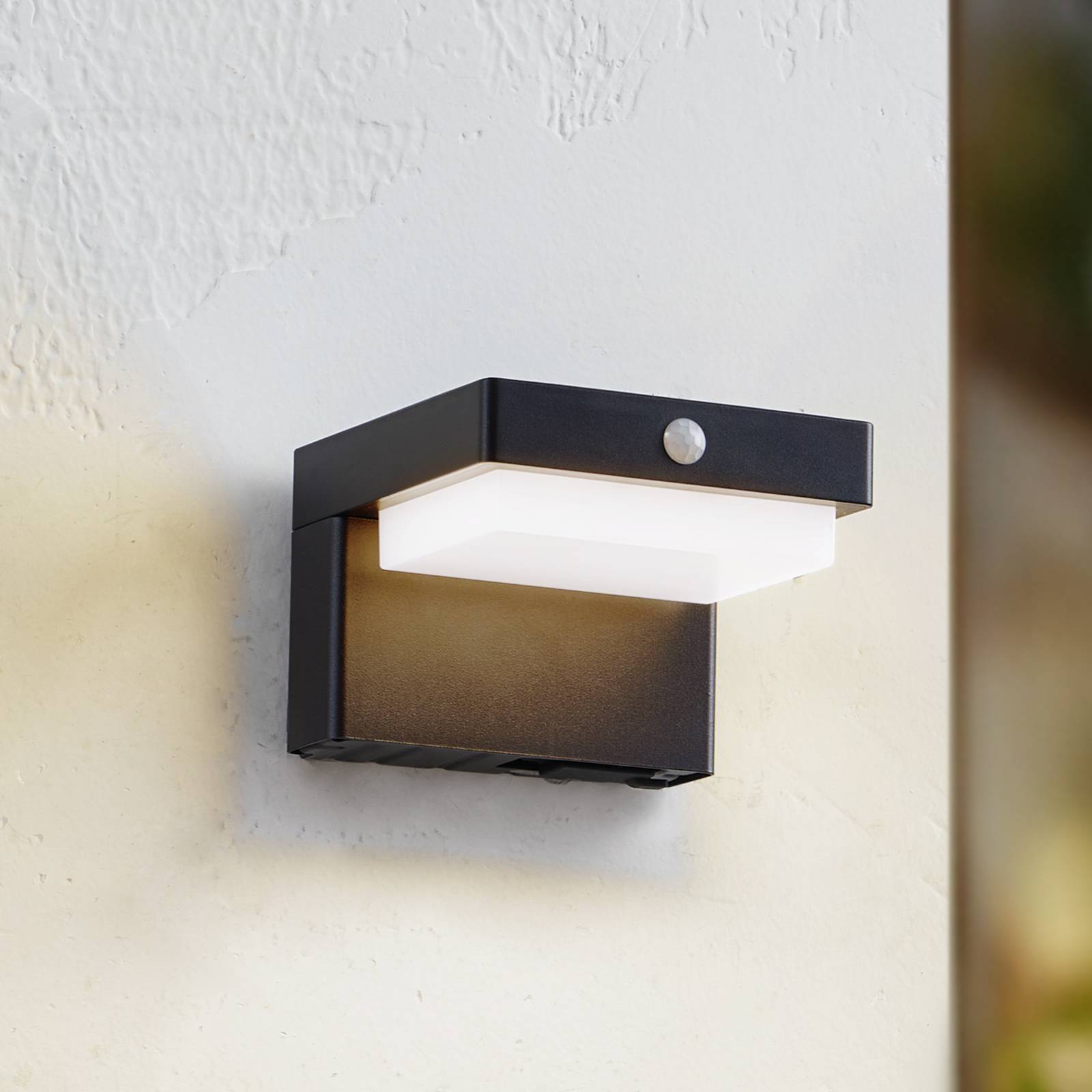 foto del prodotto lampada da parete solare a led eleazar di lindby, nera, sensore, dimmerabile