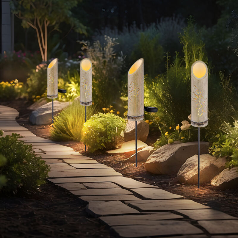 foto del prodotto lampada da presa in bamb , luce solare con picchetto, lampada solare in bamb , punzonature decorative, verde, led bianco caldo, pxa 12x79,5 cm, set