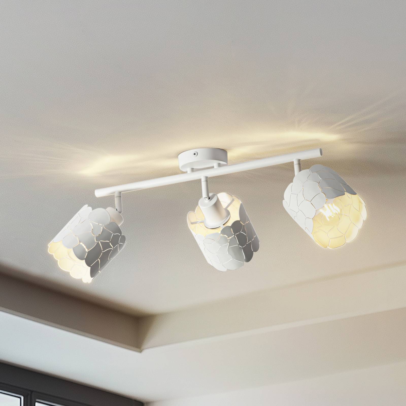 foto del prodotto lampada da soffitto lindby aralena, bianca, a 3 luci, lunghezza 70,5 cm