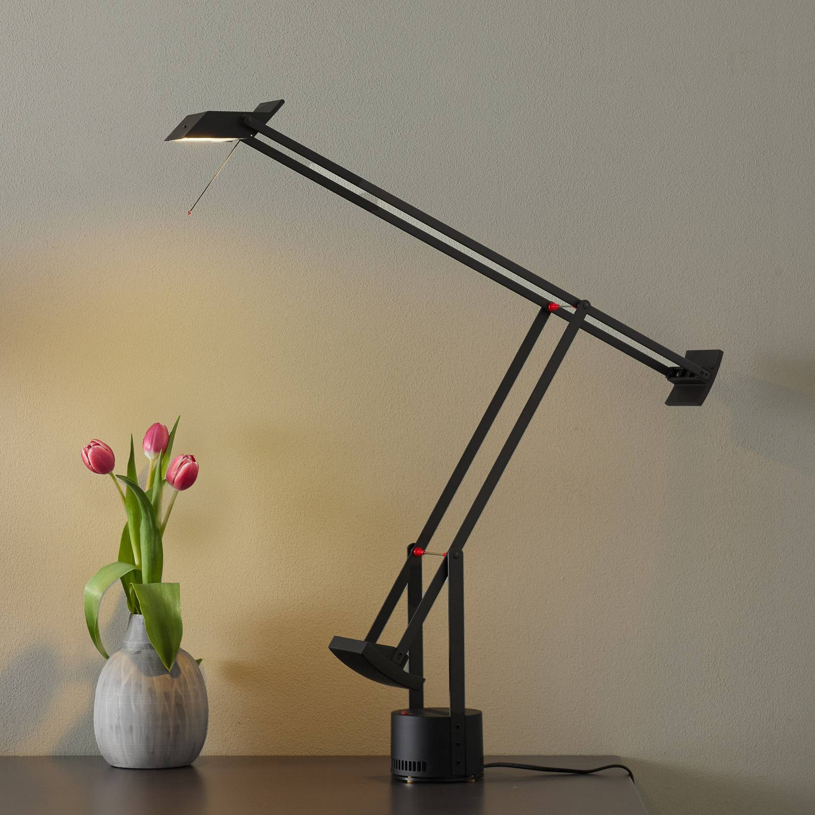 foto del prodotto lampada da tavolo di design artemide tizio, nero