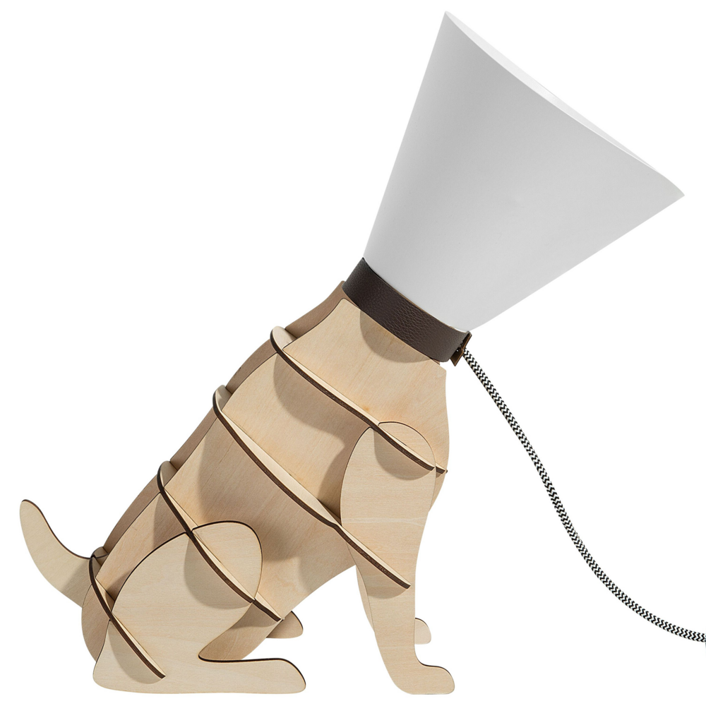 foto del prodotto lampada da tavolo in legno chiaro con cane seduto bianco con paralume conico