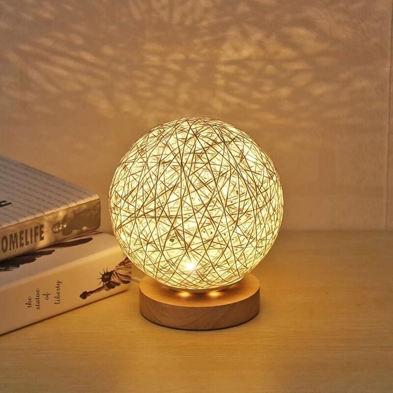 foto del prodotto lampada da tavolo in legno, lampada da tavolo usb con paralume sferico in rattan fatto a mano, lampada lunare in legno per comodino da camera da