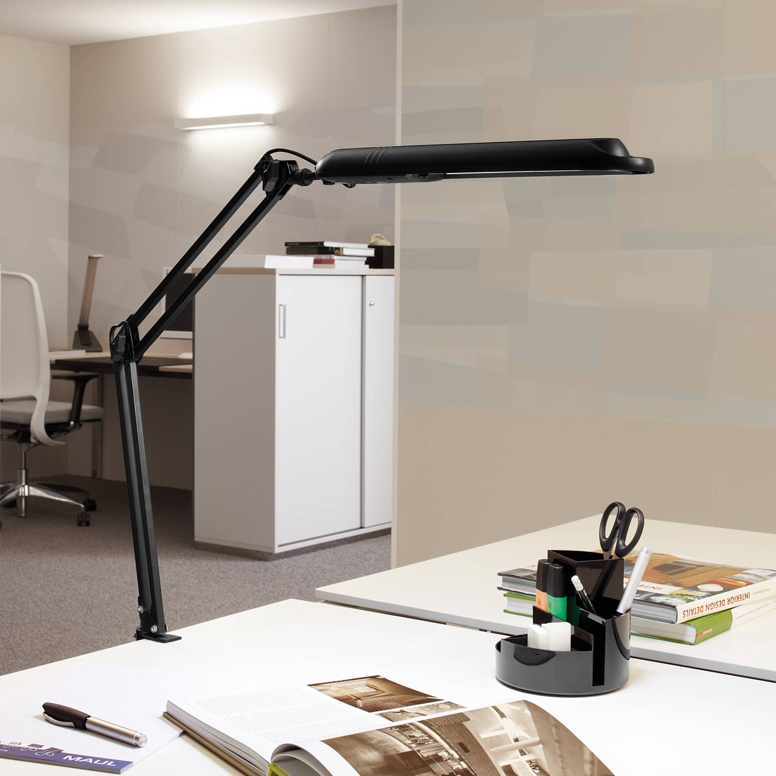 foto del prodotto lampada da tavolo led maulatlantic, nera, altezza 38 cm, base a morsetto