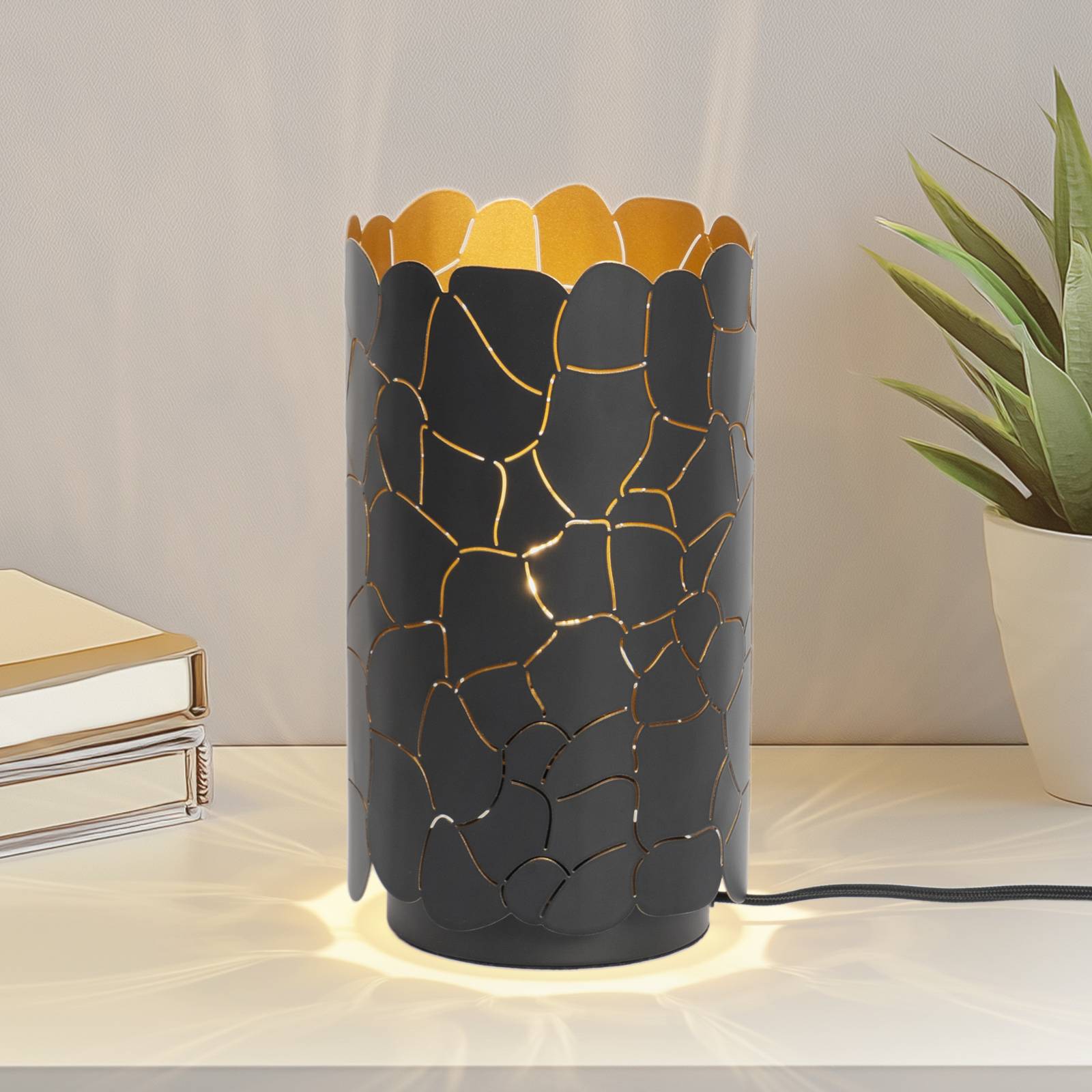 foto del prodotto lampada da tavolo lindby aralena, nero oro, altezza 26,5 cm
