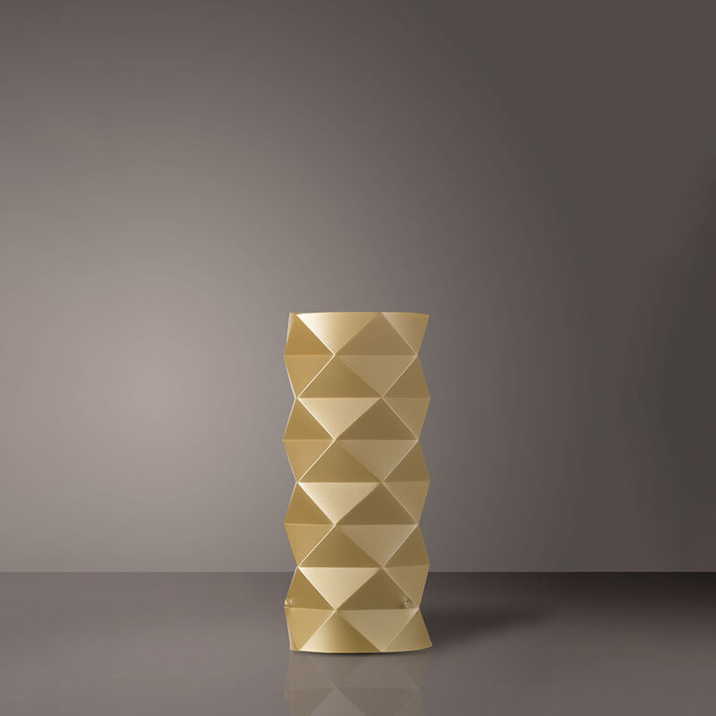 foto del prodotto lampada da tavolo moderna 1 luce prisma in polilux oro h32 made in italy
