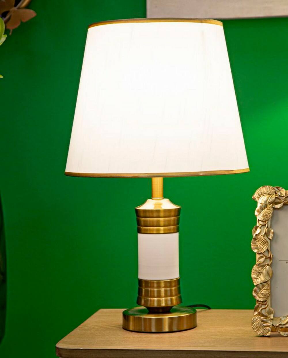 foto del prodotto lampada da tavolo sinopia, luce da scrivania, luminaria da ufficio, lampada da lavoro, bianco e oro, 31x31 h52 cm