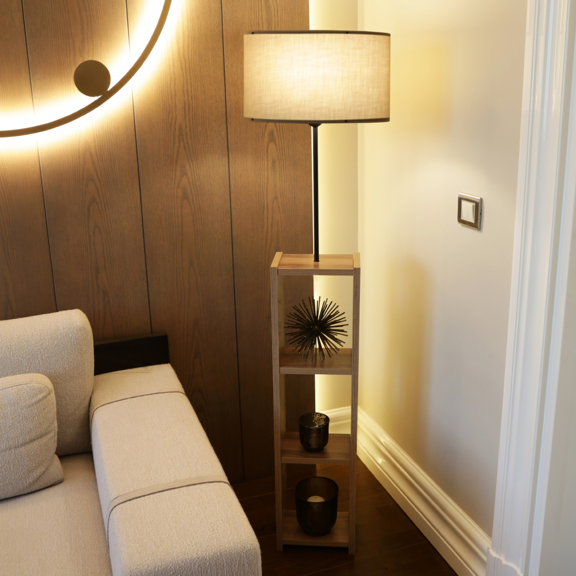 foto del prodotto lampada da terra 39 redditch 39 piantana con paralume cilindrico in tessuto beige e base a scaffale portaoggetti in mdf