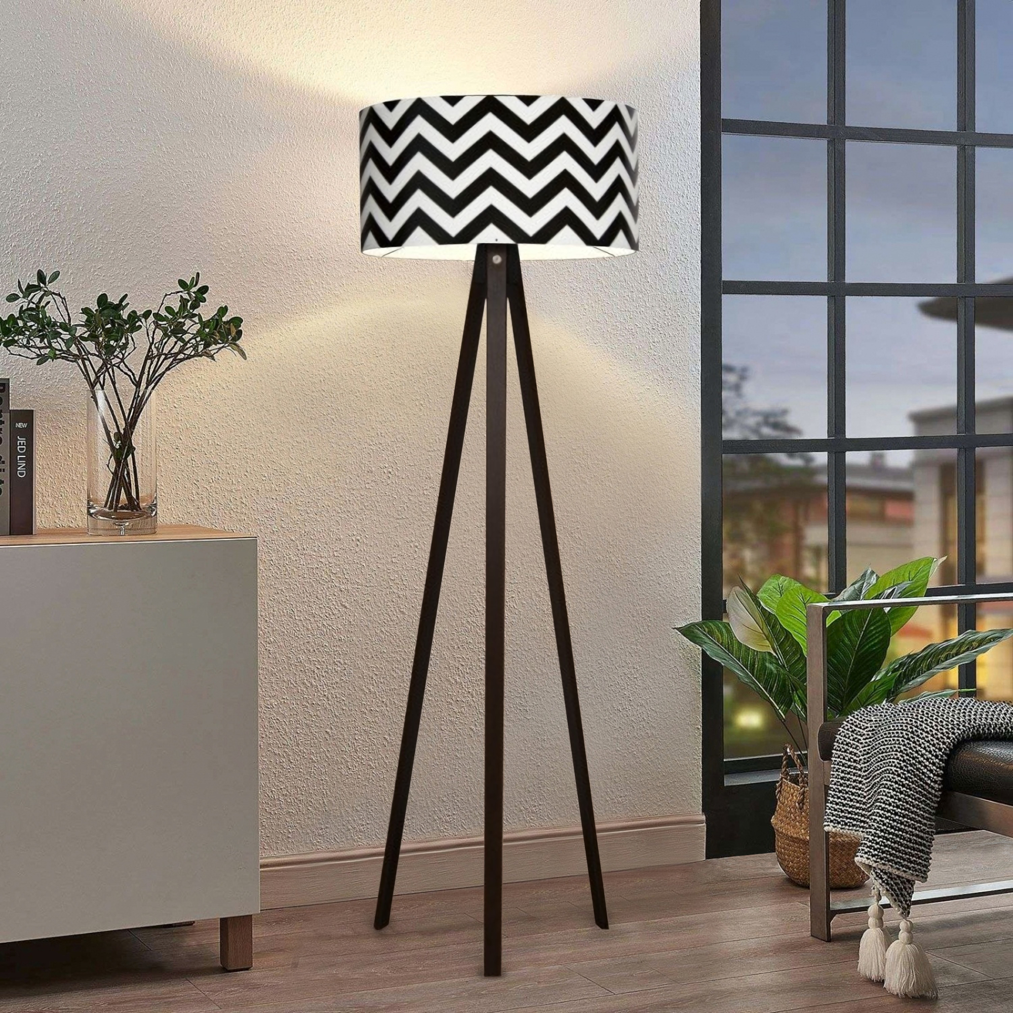 foto del prodotto lampada da terra a treppiede newport alta 140 cm paralume cilindrico bianco nero lux.pro