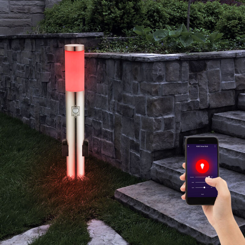 foto del prodotto lampada da terra intelligente, dimmerabile, prese da esterno, rilevatore di movimento, app luce, controllo vocale in un set che include lampade led