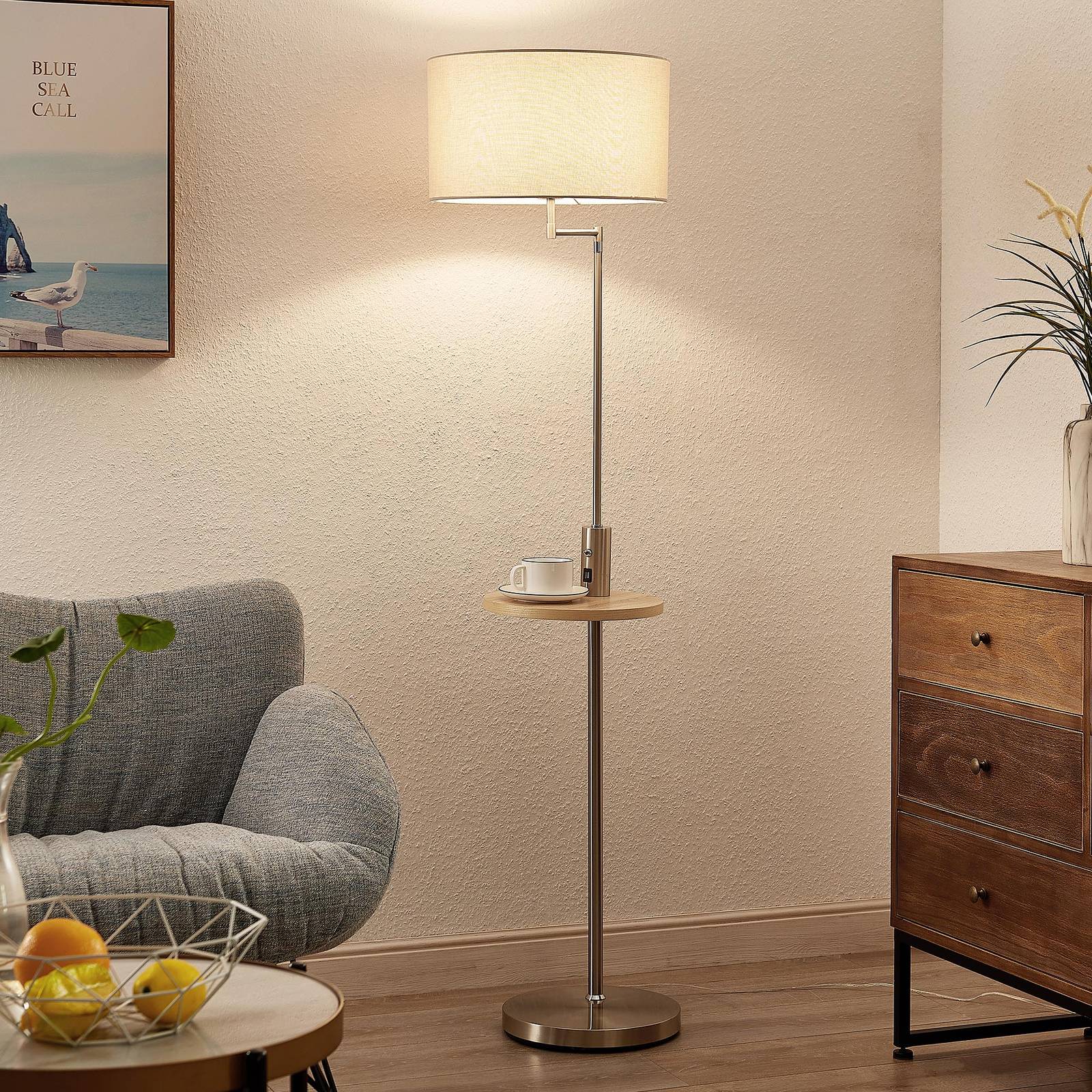 foto del prodotto lampada da terra lindby zinia, colore nichel, ripiano, connessione usb
