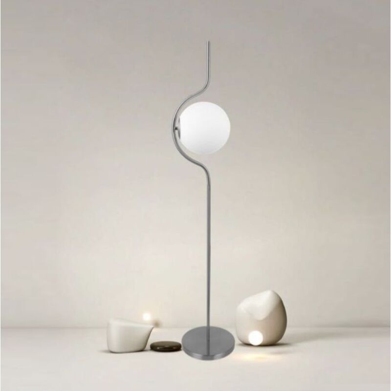 foto del prodotto lampada da terra oro argento con sfera in vetro bianco piantana design moderno per salotto camera argento