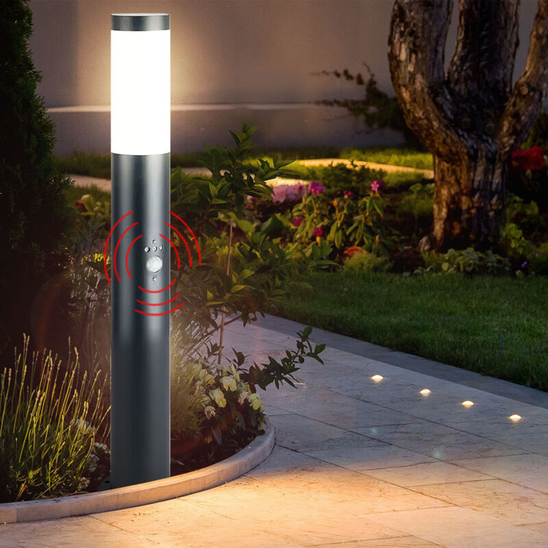 foto del prodotto lampada da terra per esterni rilevatore di movimento per illuminazione da giardino terrazza in acciaio inox grigio chiaro in un set con lampadine a