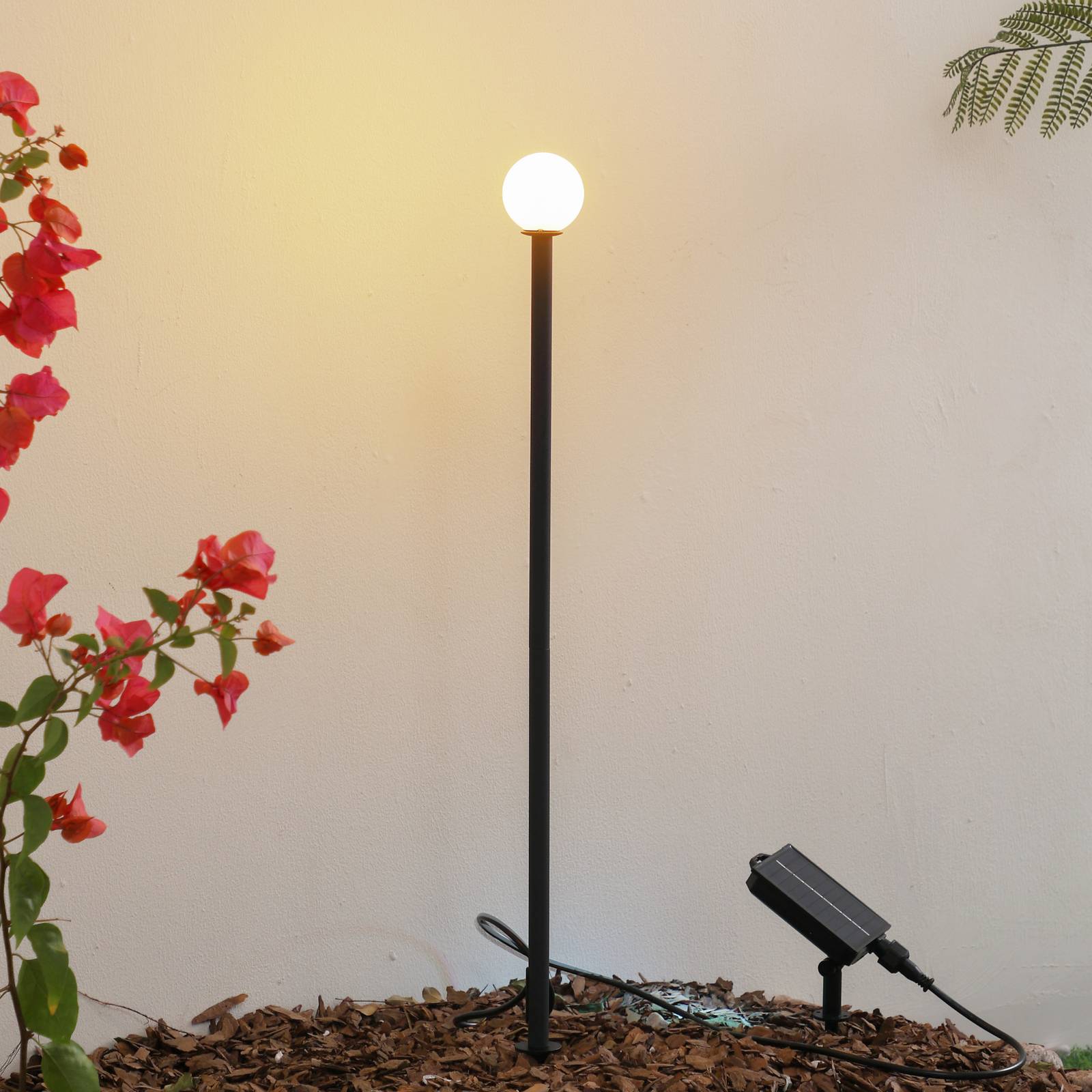 foto del prodotto lampada led solare lindby freydis, nera, alluminio, 2.000 k