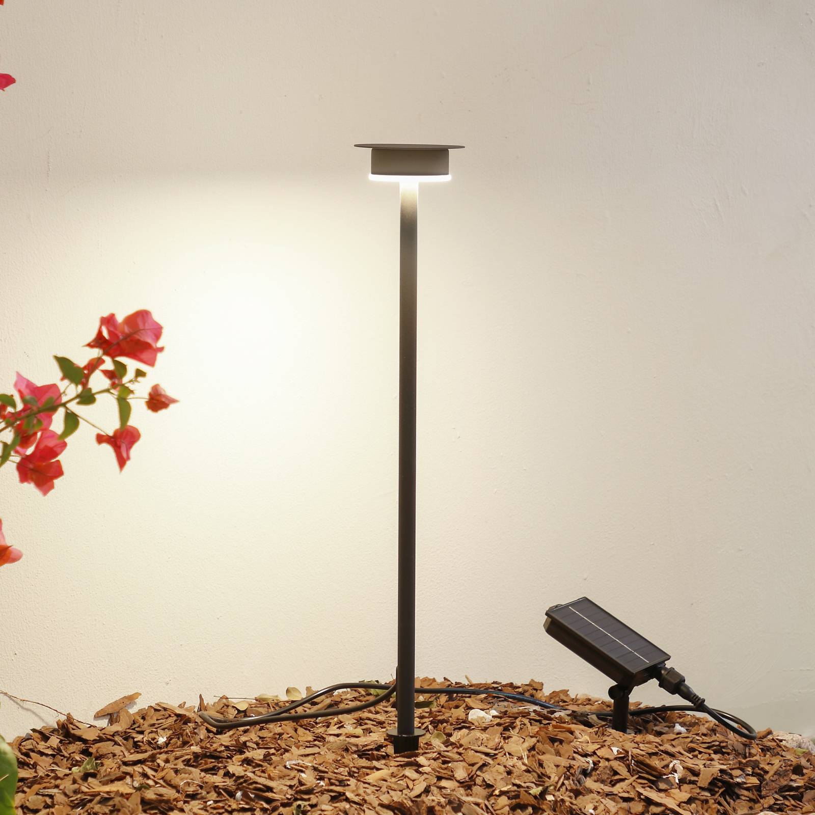 foto del prodotto lampada led solare lyris di lindby, nera, alluminio, 3.000 k