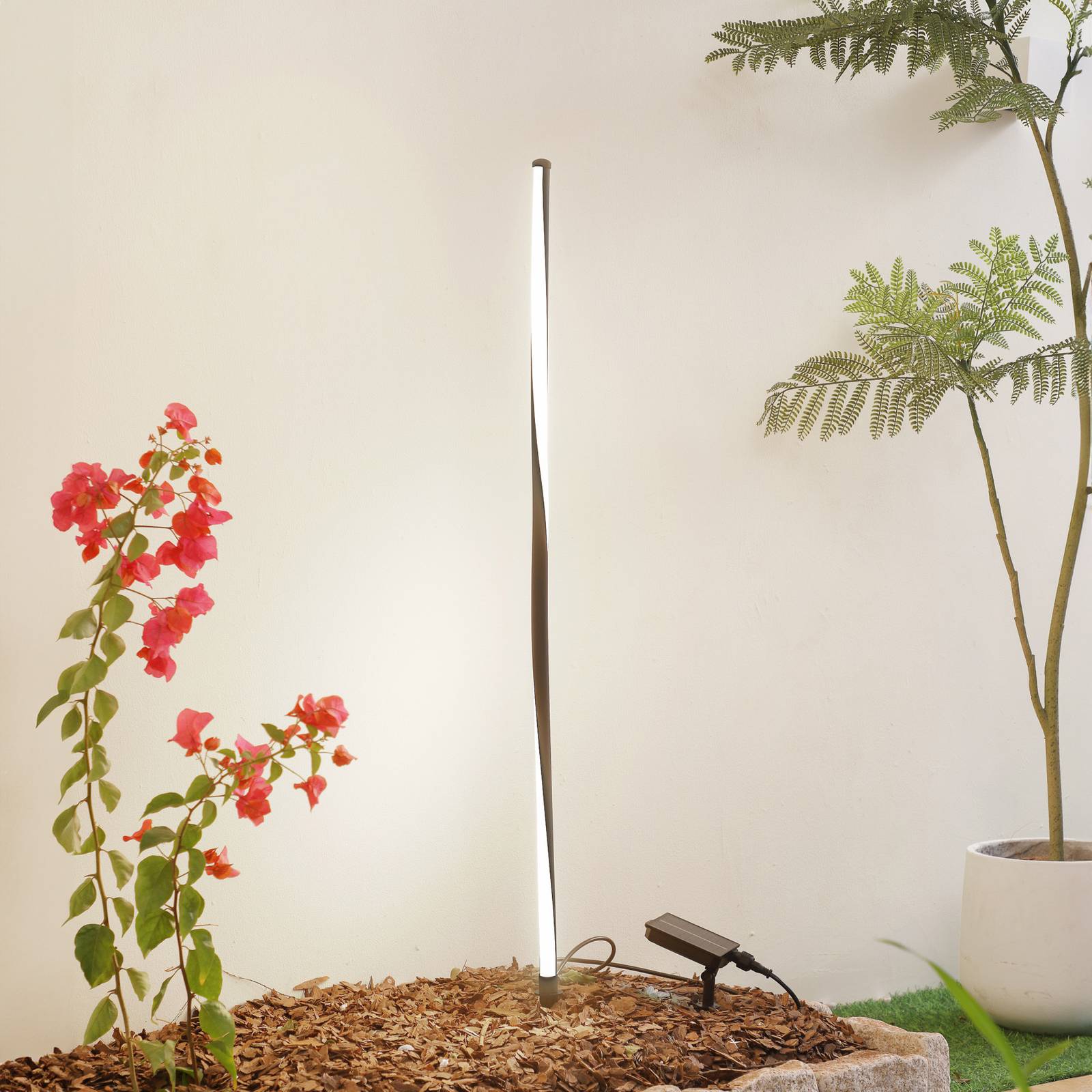 foto del prodotto lampada led solare sabriel di lindby, diritta, nera, alluminio, 3000k
