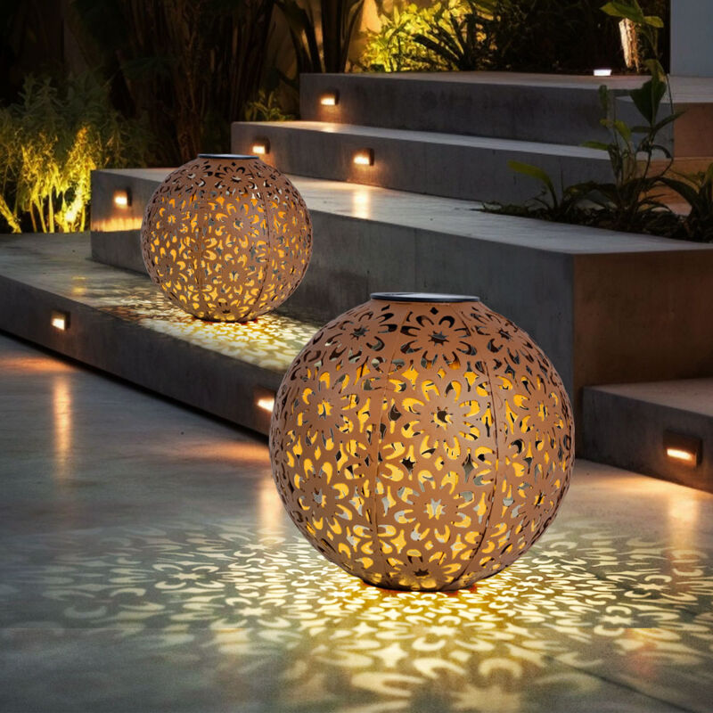 foto del prodotto lampada solare per esterni, sfera, decorazione solare da giardino, lampada solare, ruggine, picchetto, punzonatura decorativa floreale, metallo, led