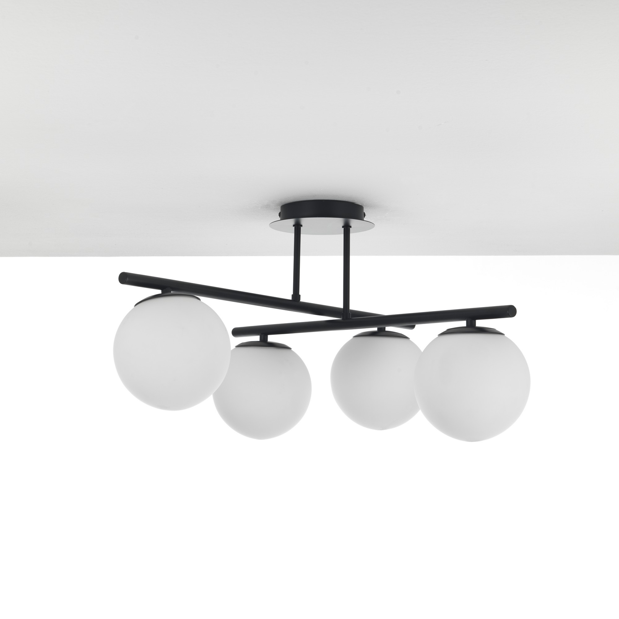 foto del prodotto lampadario in metallo verniciato nero opaco cm. 60x60 h.30