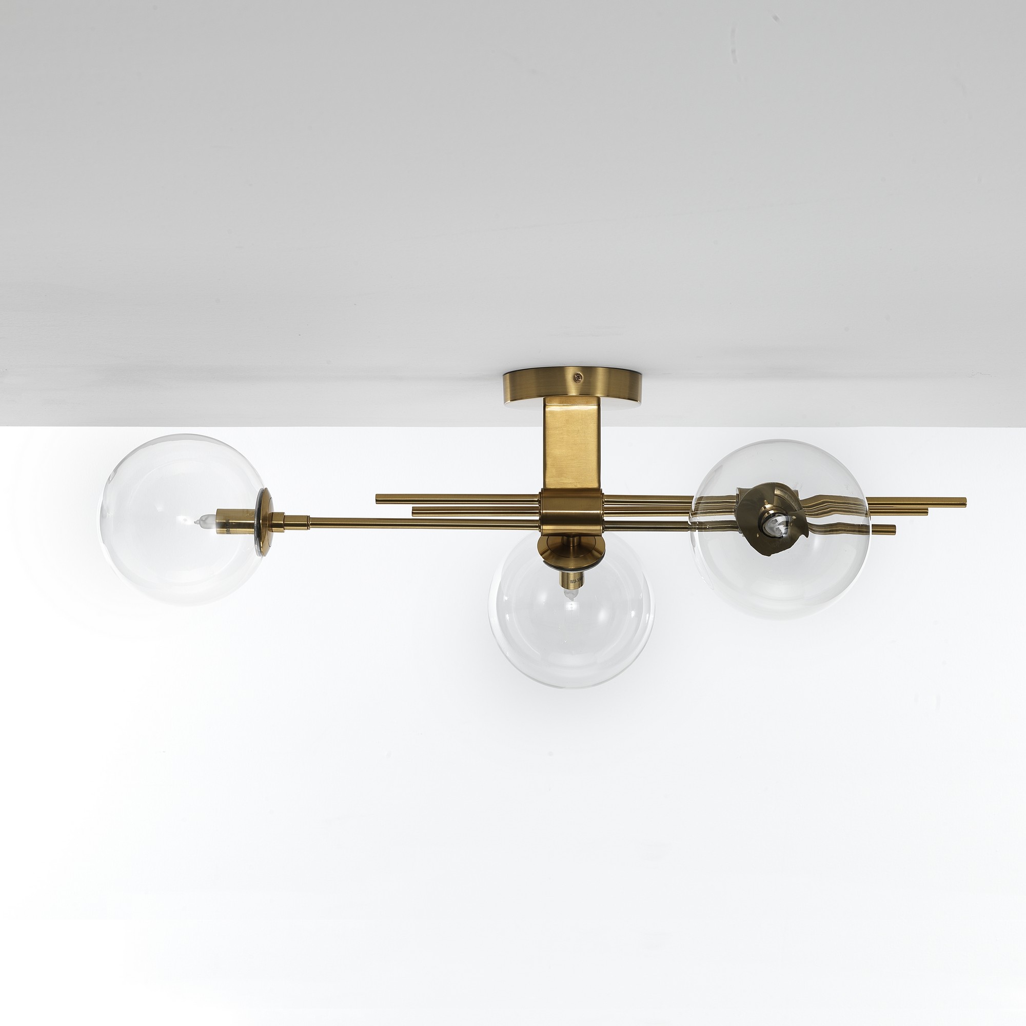 foto del prodotto lampadario in metallo verniciato ottone cm. l.74 p.20 h.23