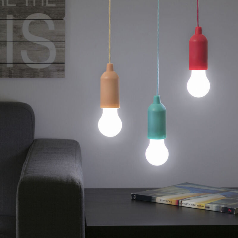 foto del prodotto lampadina led portatile con corda bulby innovagoods