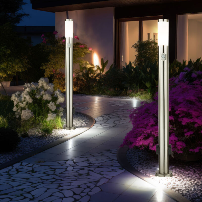 foto del prodotto lampione led con rilevatore di movimento, lampada da terra per esterni, lampada da giardino in acciaio inox, 2 prese esterne, 9w 500lm bianco caldo,