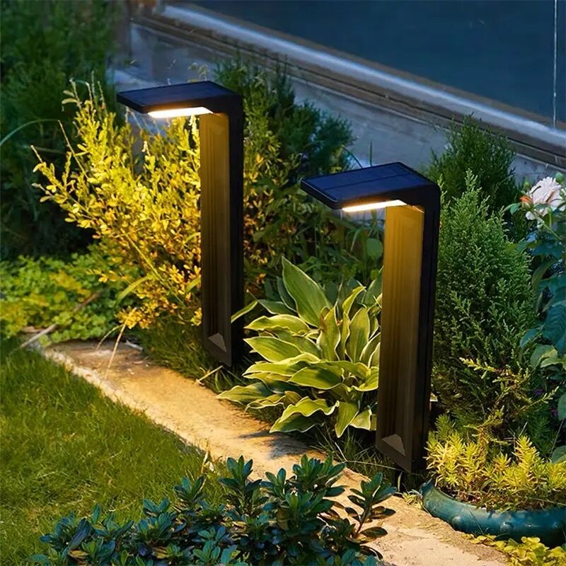 foto del prodotto lampione luce a led con pannello a ricarica solare e picchetto alto da 41 cm luce calda 3000k