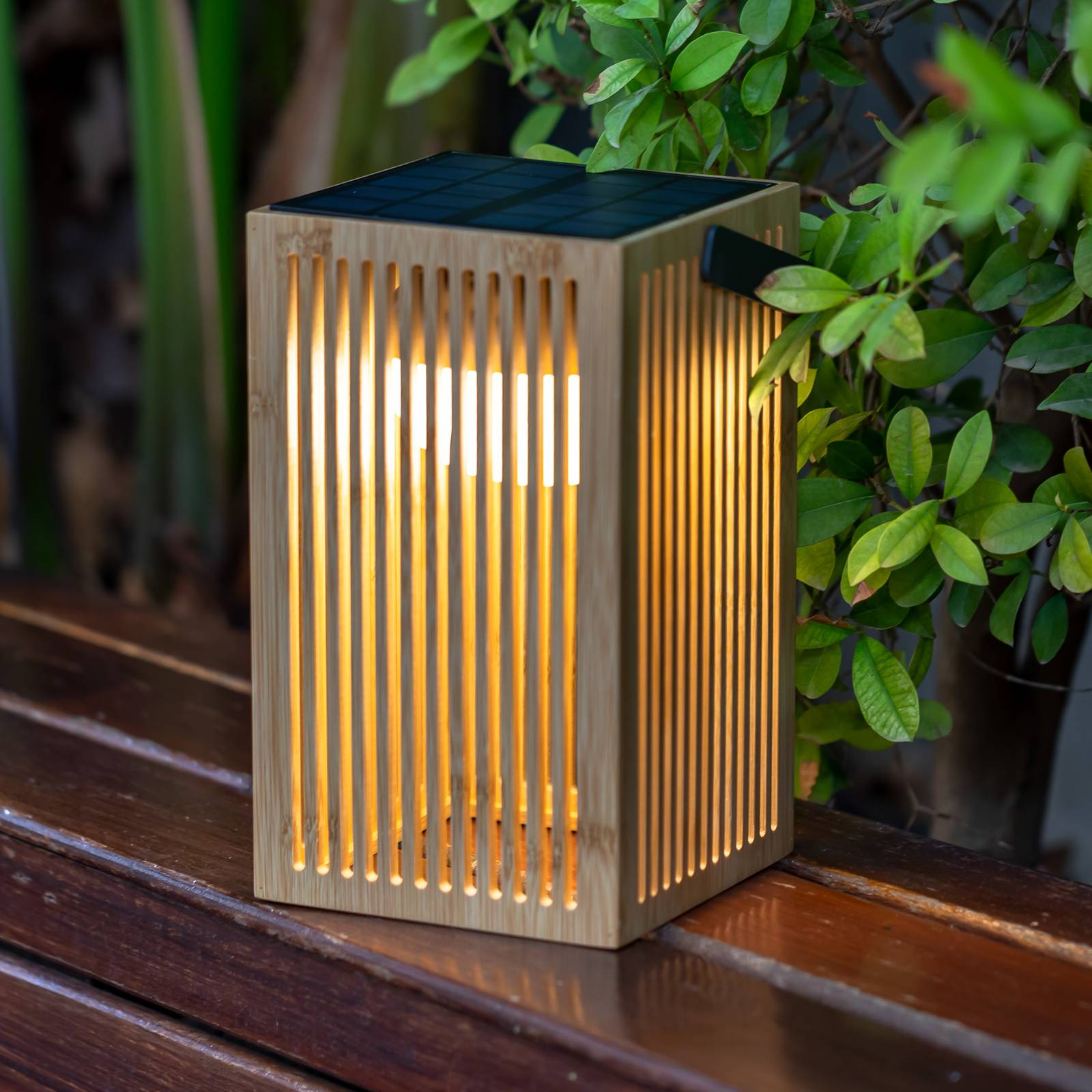 foto del prodotto lanterna okinawa. lampada da terra senza fili per interni ed esterni. luce led con ricarica solare o usb. prodotto in spagna