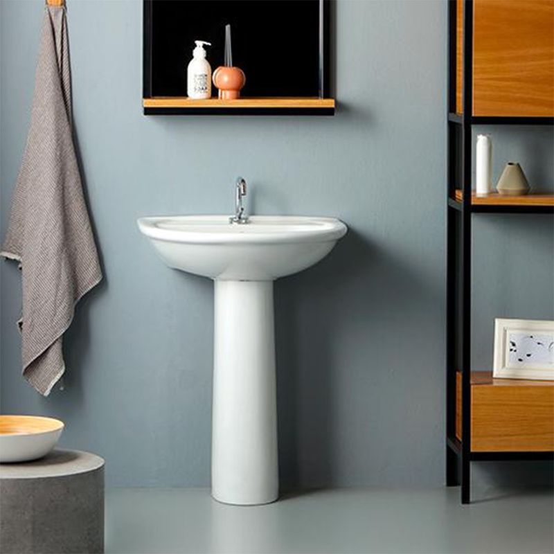 foto del prodotto lavabo a colonna da 65 cm in ceramica bianco lucida rak karla