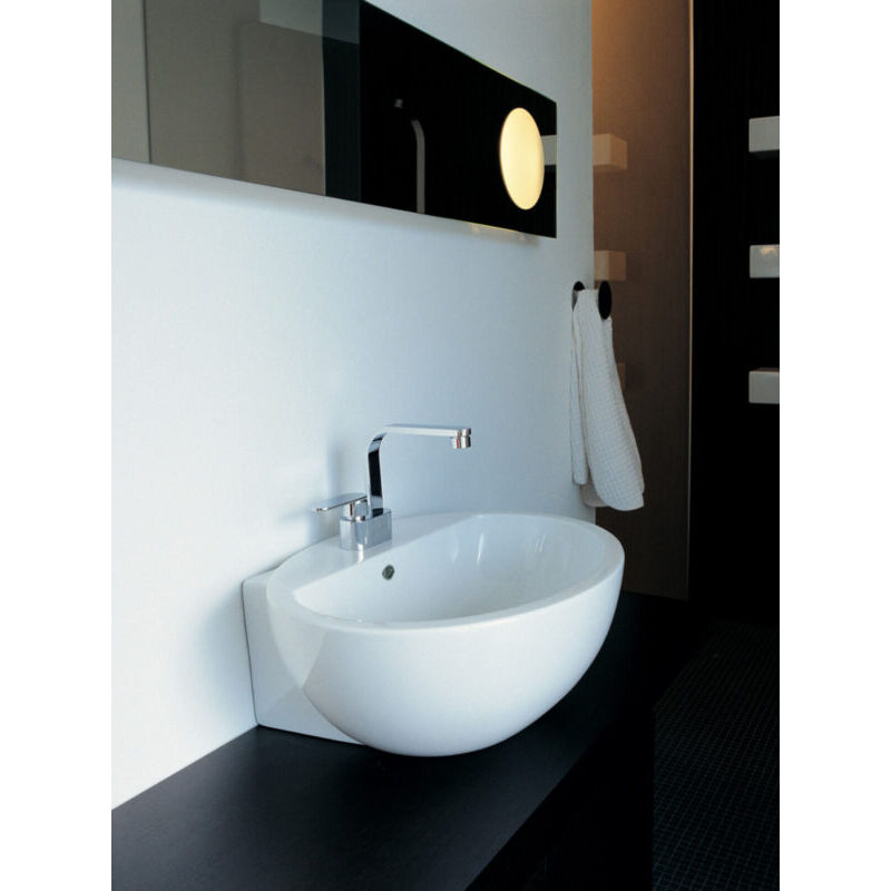 foto del prodotto lavabo bianco in ceramica da appoggio o sospeso con piano rubinetteria dip flaminia