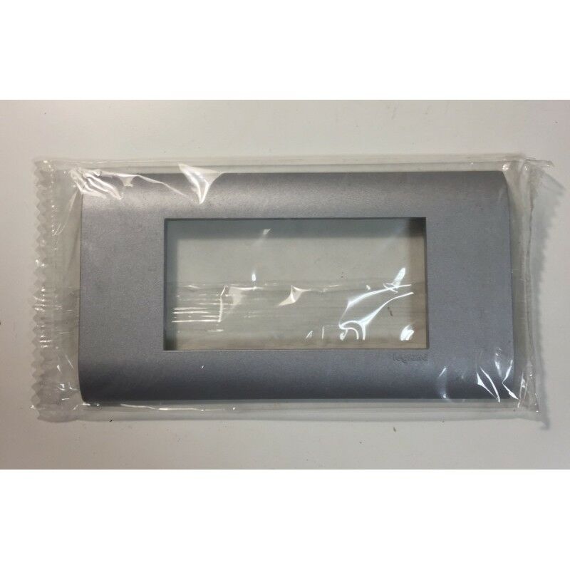 foto del prodotto legrand 075134 plaque aluminium 4 modules horizontale ancien modele 