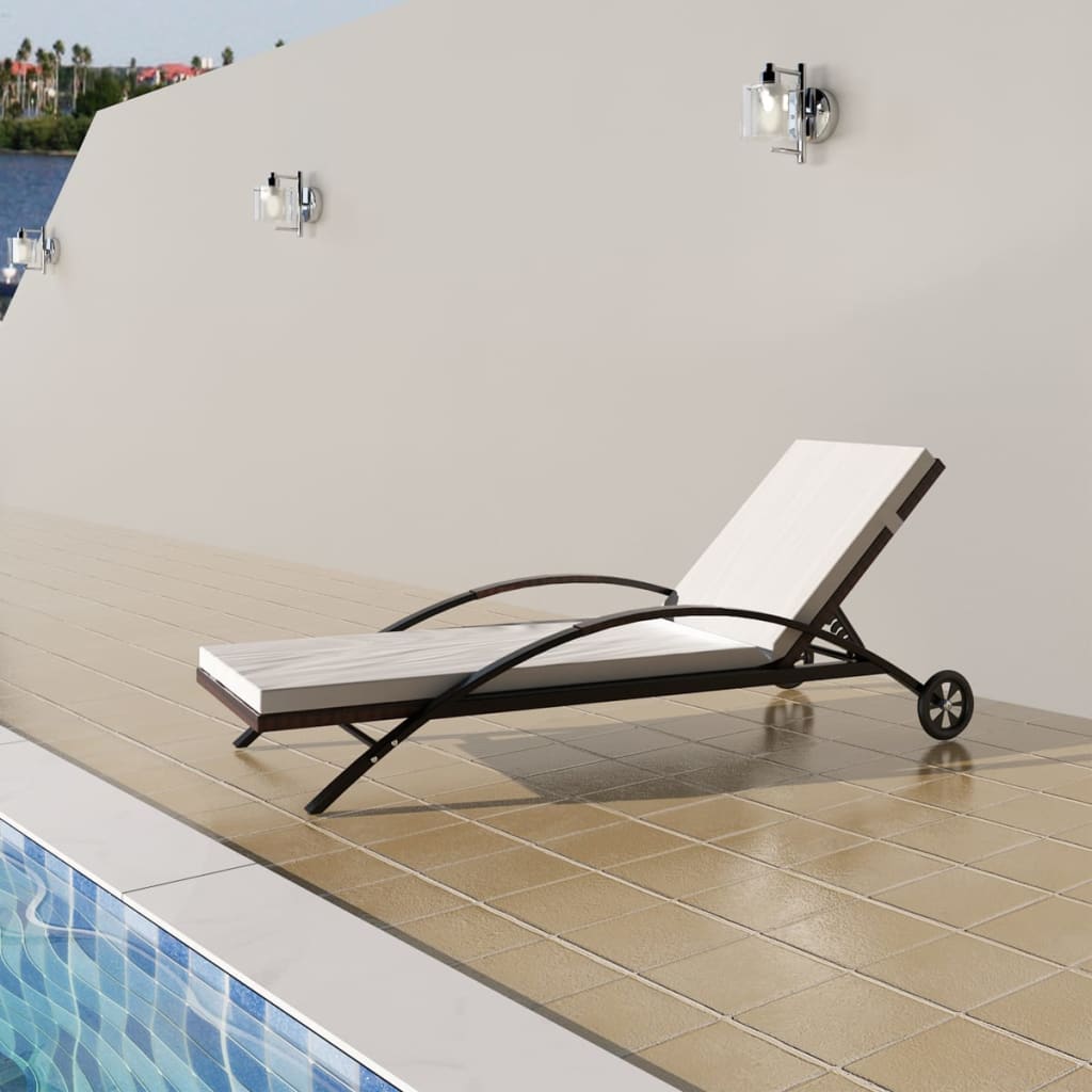 foto del prodotto lettino prendisole con cuscino e ruote in polyrattan marrone