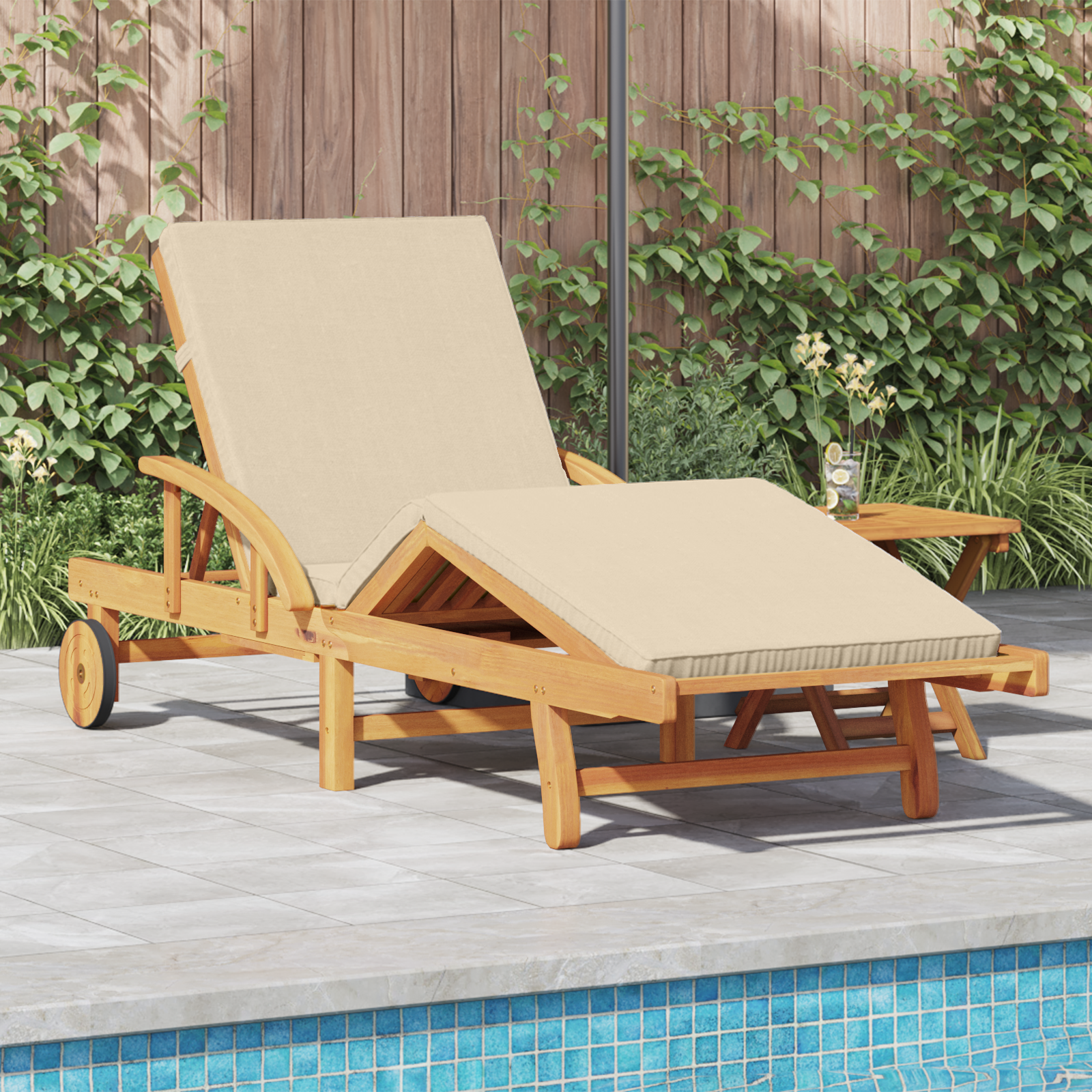 foto del prodotto lettino prendisole con cuscino e tavolo in legno massello di acacia beige