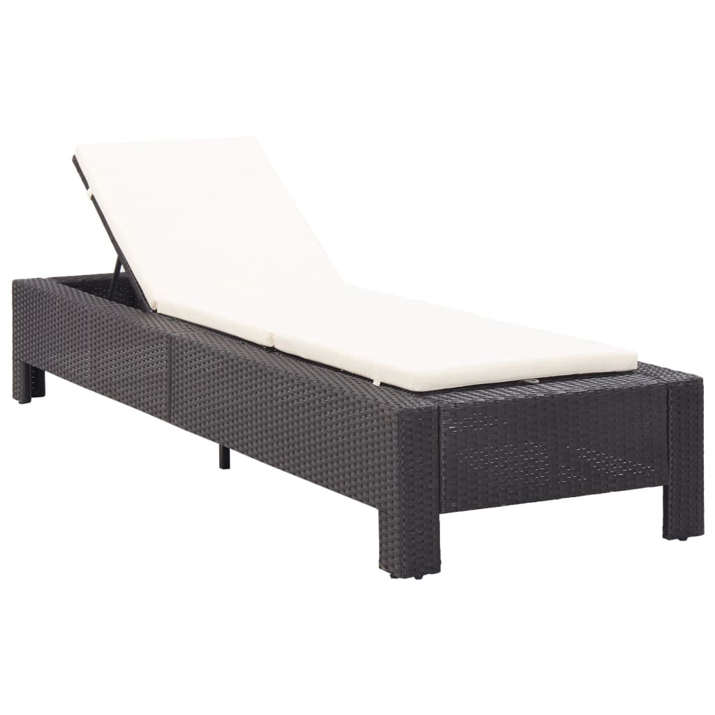 foto del prodotto lettino prendisole con cuscino nero in polyrattan