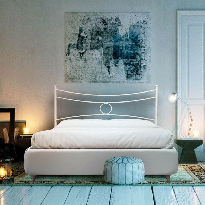 foto del prodotto letto in ferro matrimoniale con giroletto in ecopelle bianco conca 166x208x h117 cm