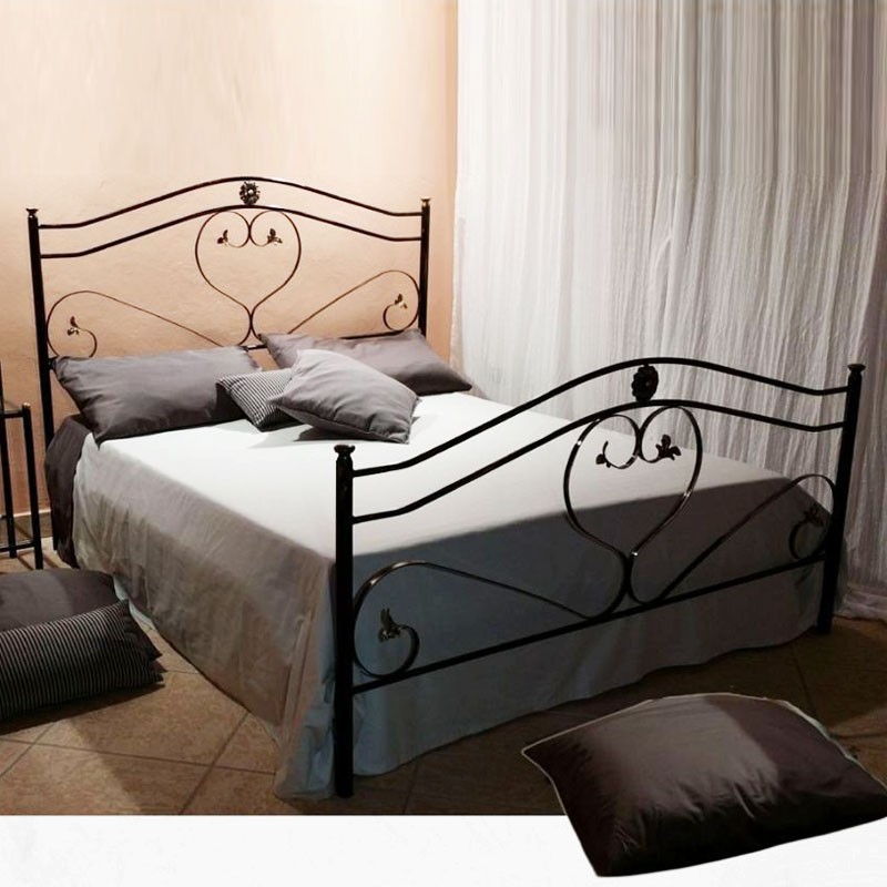 foto del prodotto letto matrimoniale in ferro battuto con pediera nero oro ginestra 170x202x h131,5 cm