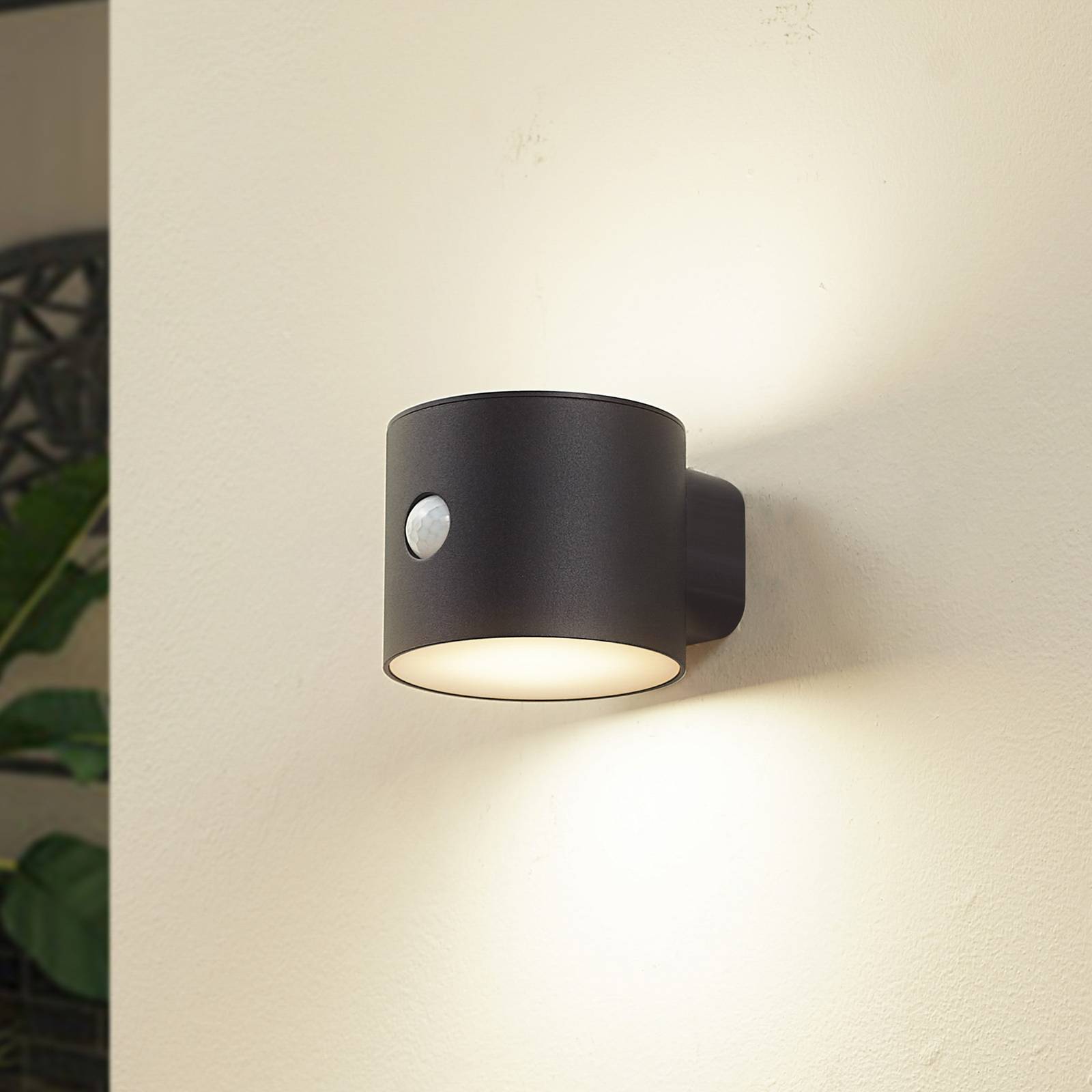 foto del prodotto lindby applique a led amren, nero, abs, sensore