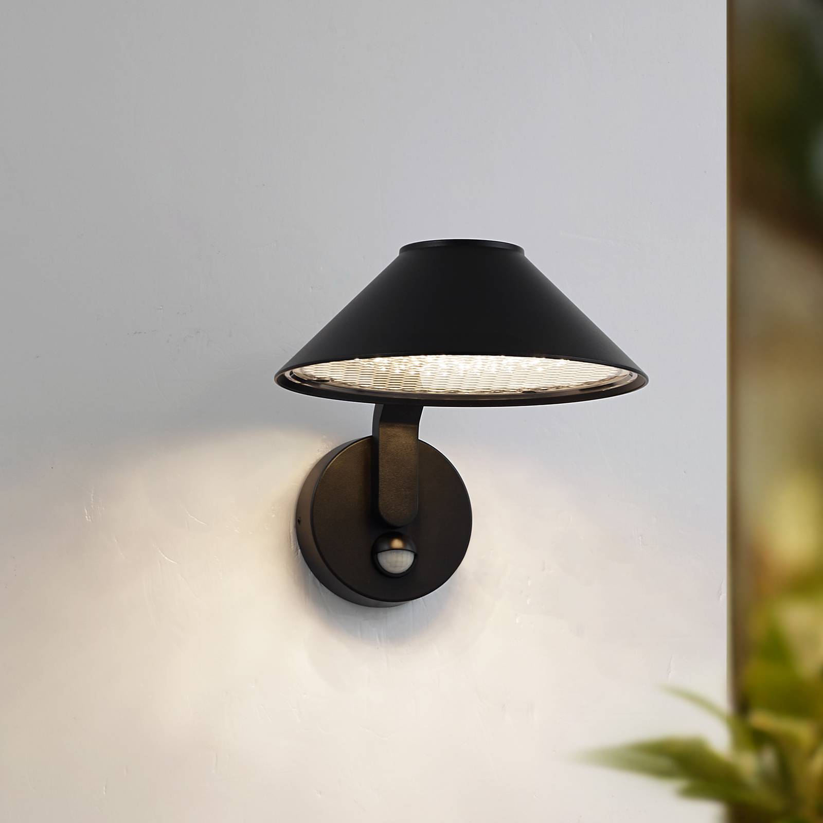 foto del prodotto lindby applique a led capelo, nera, metallo, sensore, 20cm