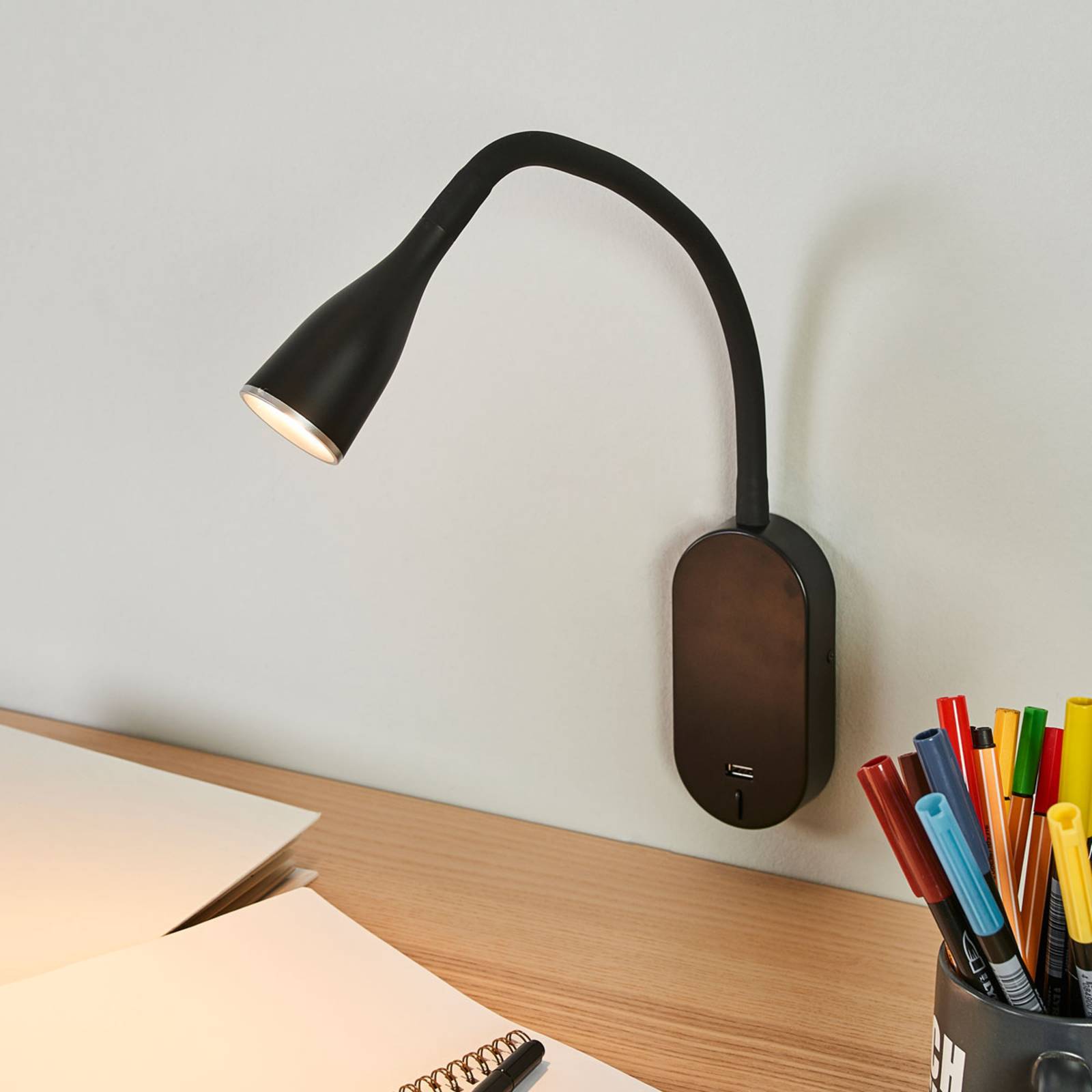 foto del prodotto lindby applique a led enna, 34 cm, nero, interruttore, usb