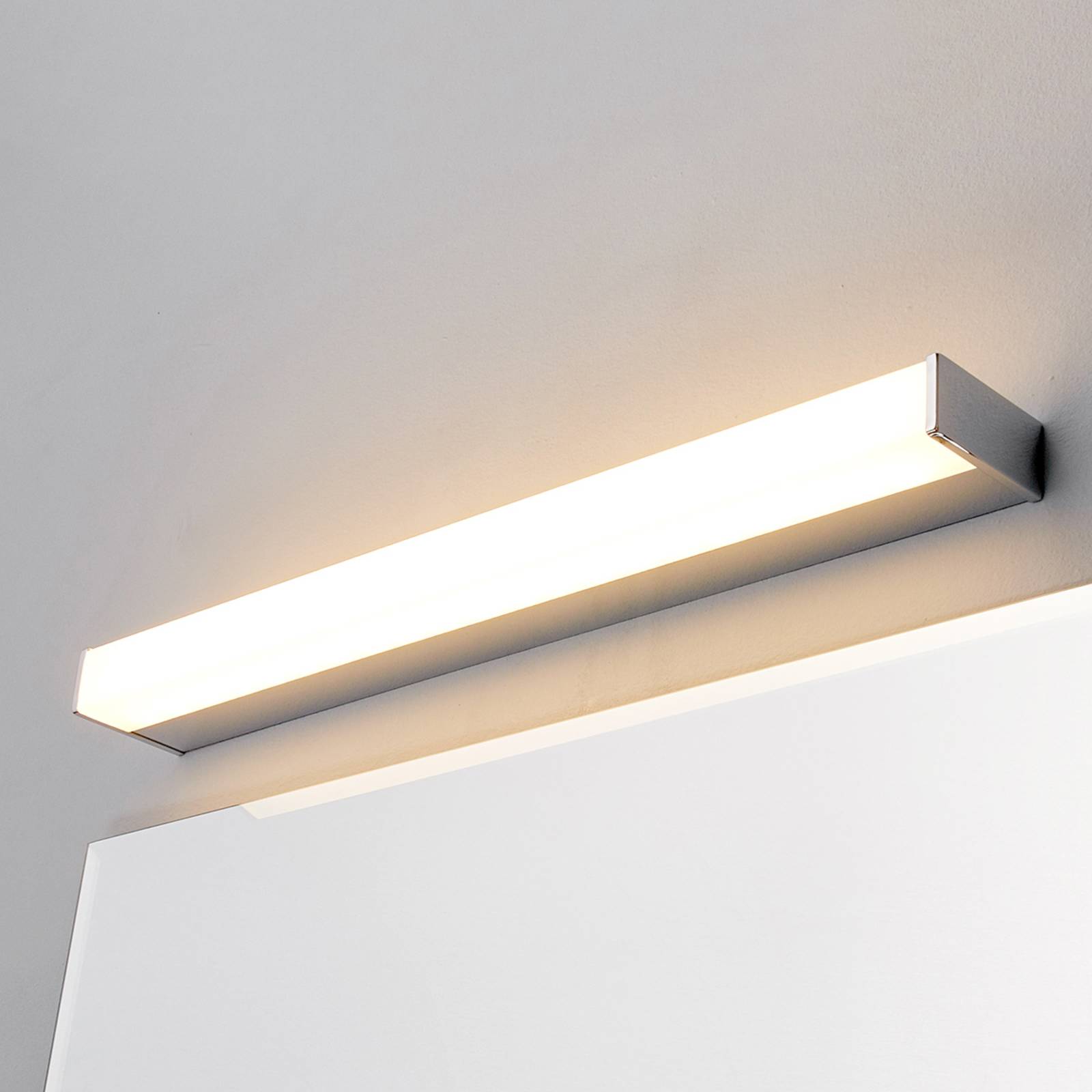 foto del prodotto lindby applique a led philippa, angolare, 59 cm, cromo, ip44