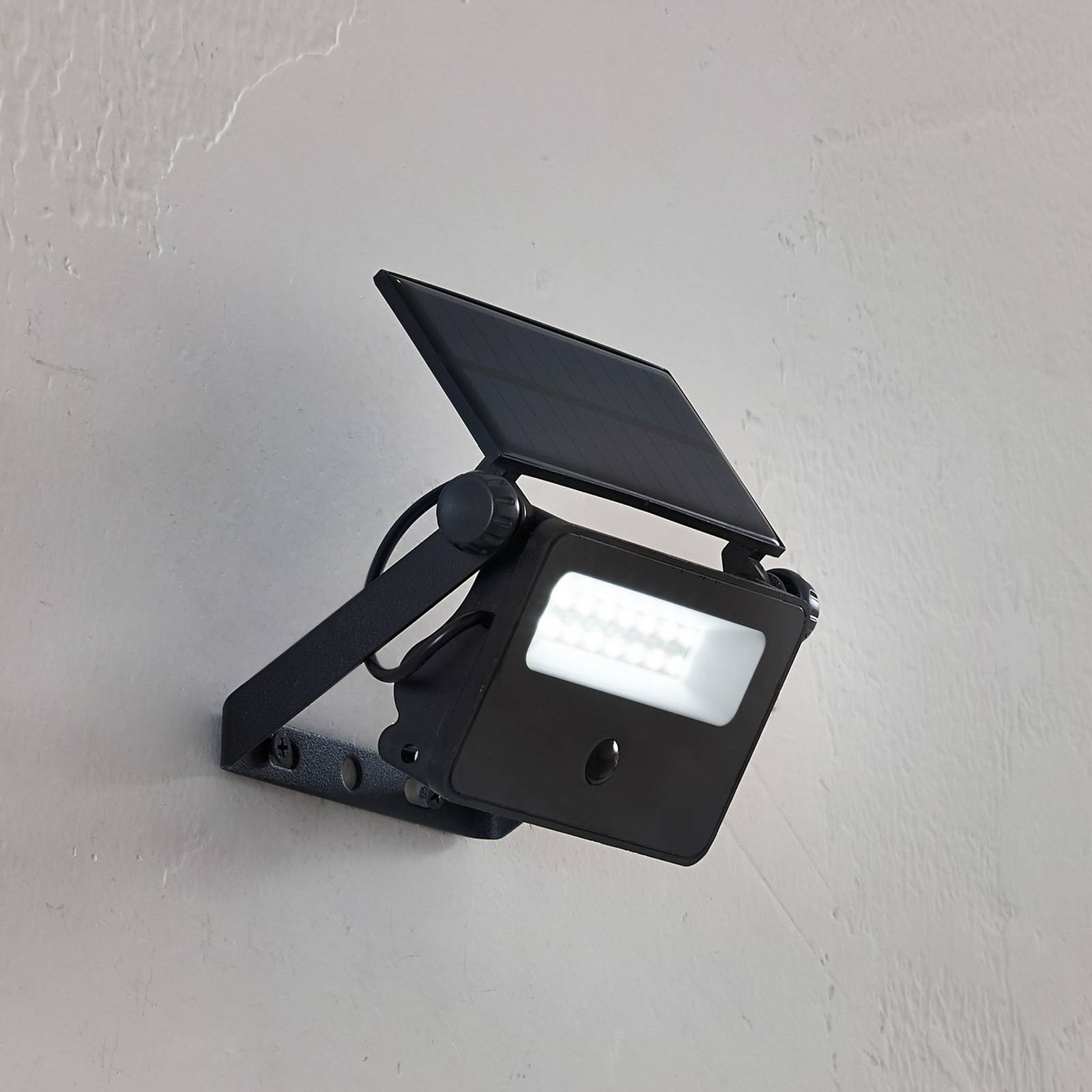 foto del prodotto lindby applique a led solare rikard, nero, acciaio inox