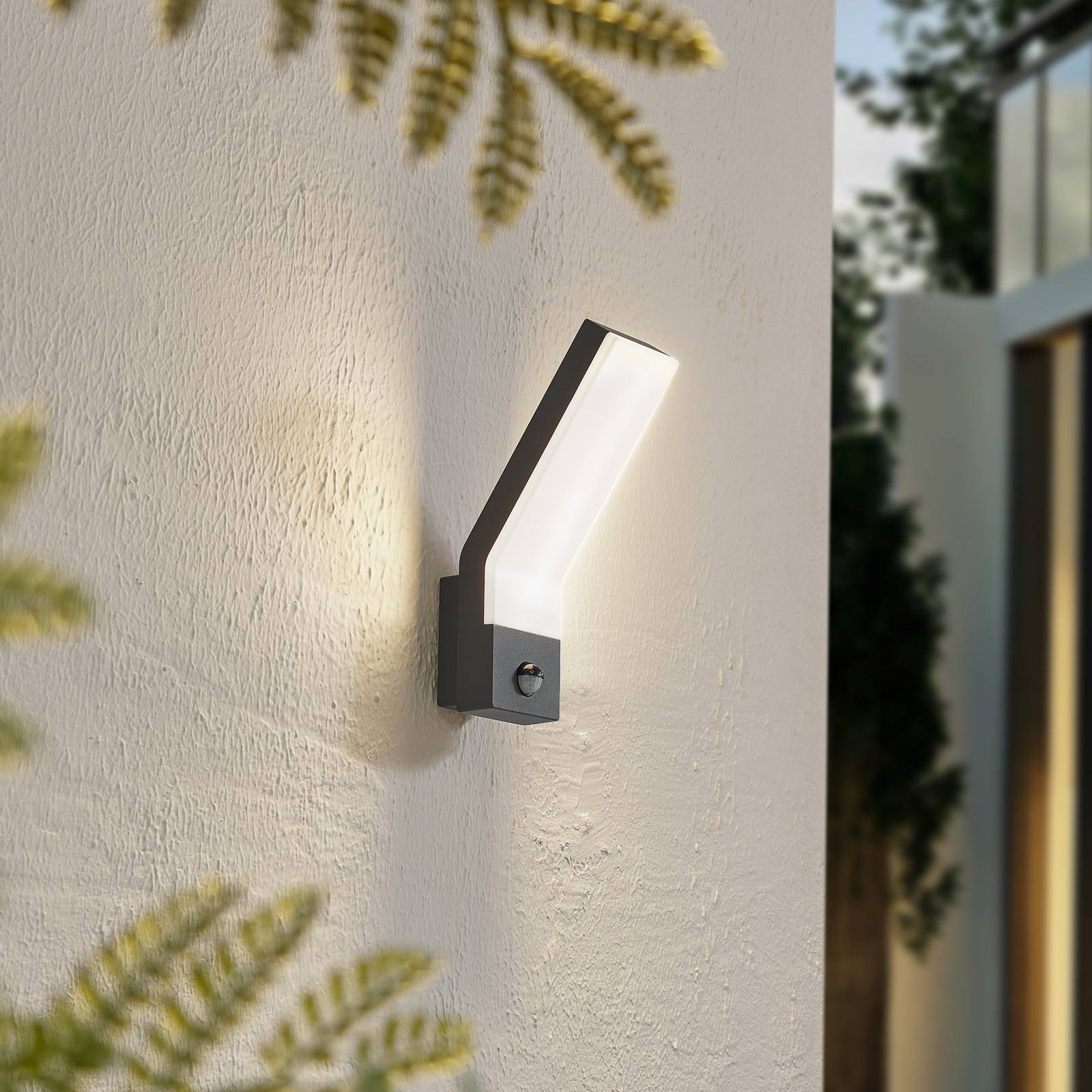 foto del prodotto lindby applique da esterni led korvik, 26 cm, antracite, sensore