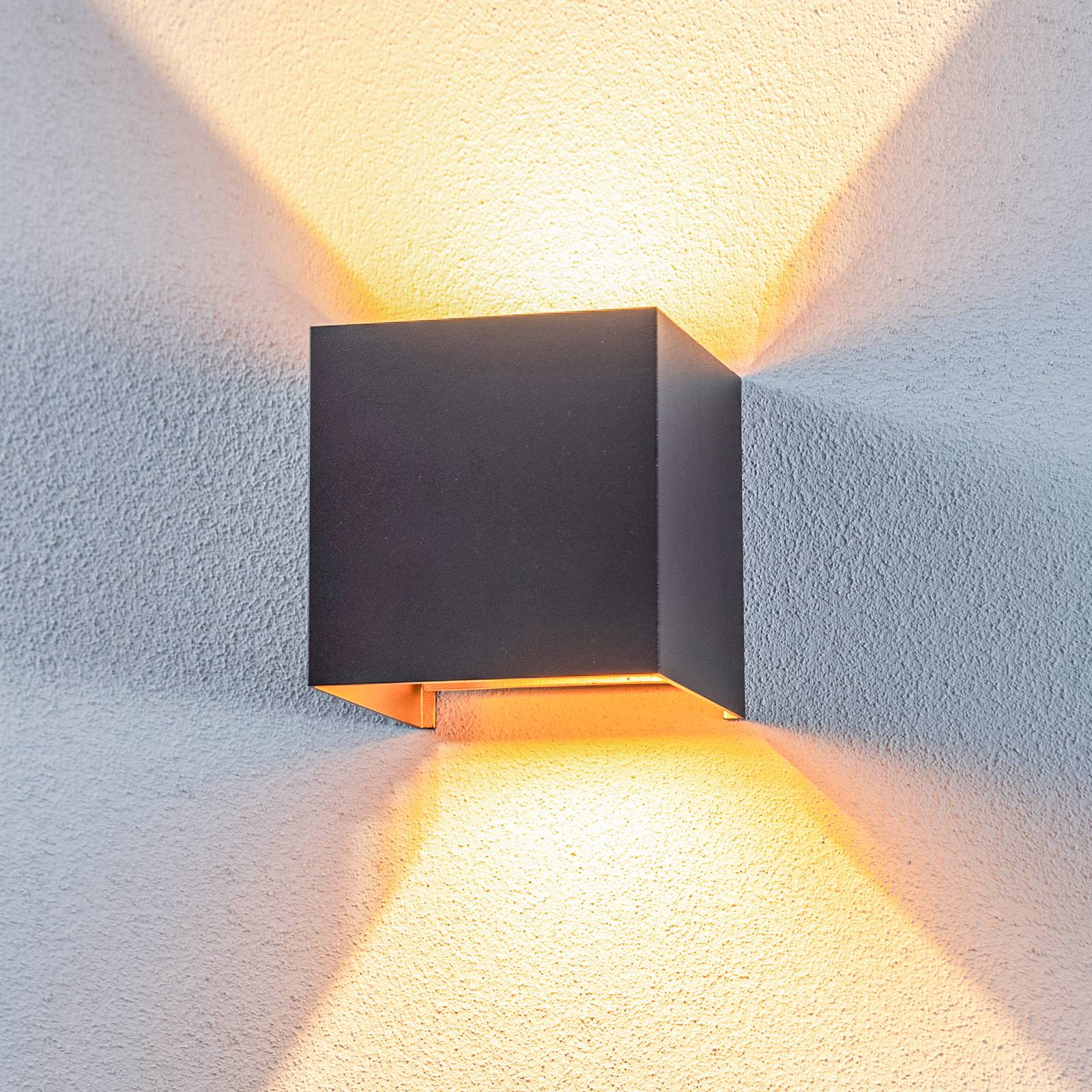 foto del prodotto lindby applique da esterni led nivar, angolare, nero oro, ip54