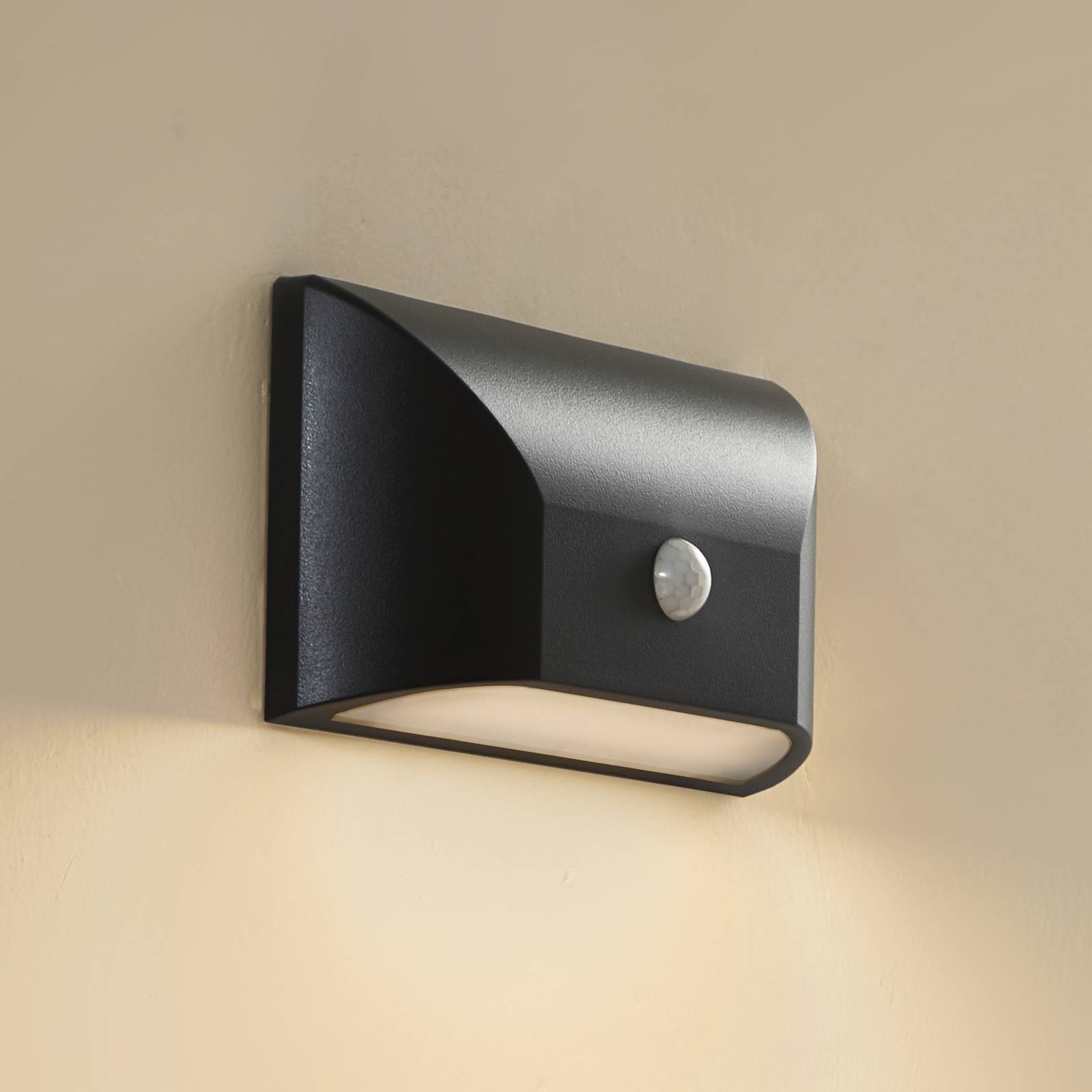 foto del prodotto lindby applique da esterni led siana, nero, pc, sensore