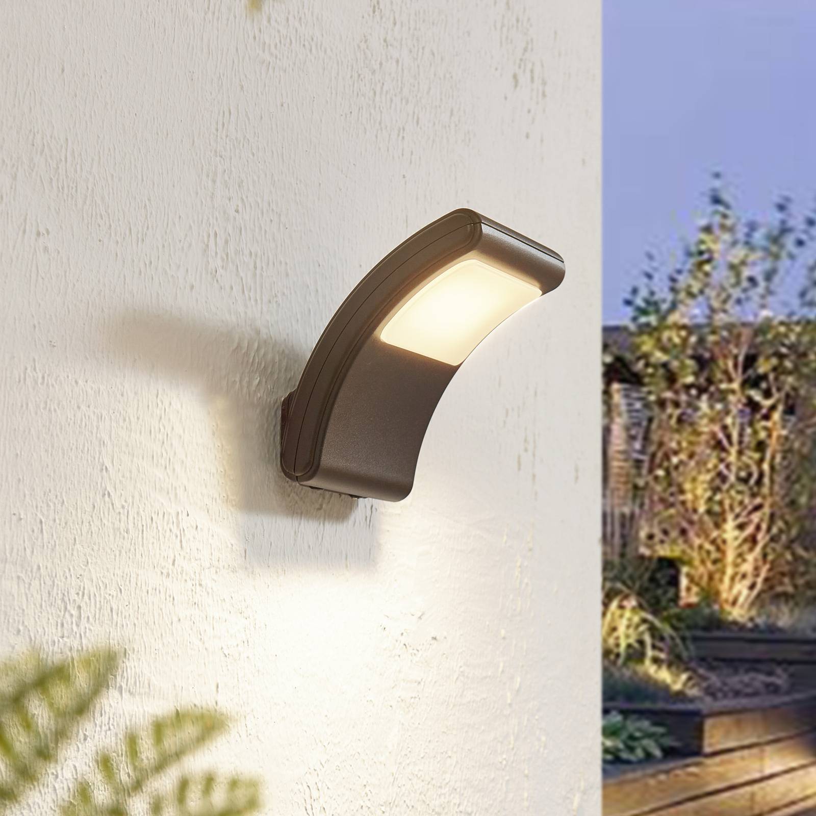 foto del prodotto lindby applique da esterno a led radane, grigio scuro, angolare, ip54