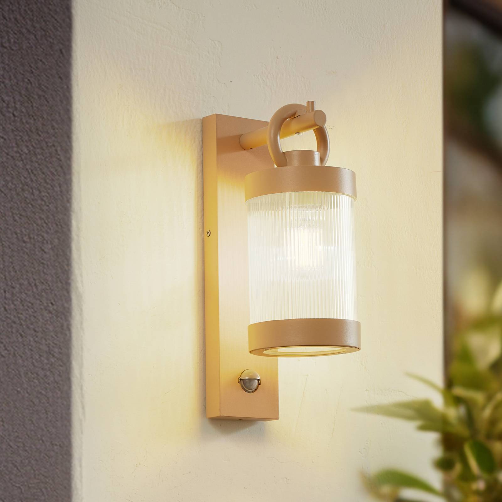 foto del prodotto lindby applique da esterno yrene, 20 cm, beige, sensore, ondulazione