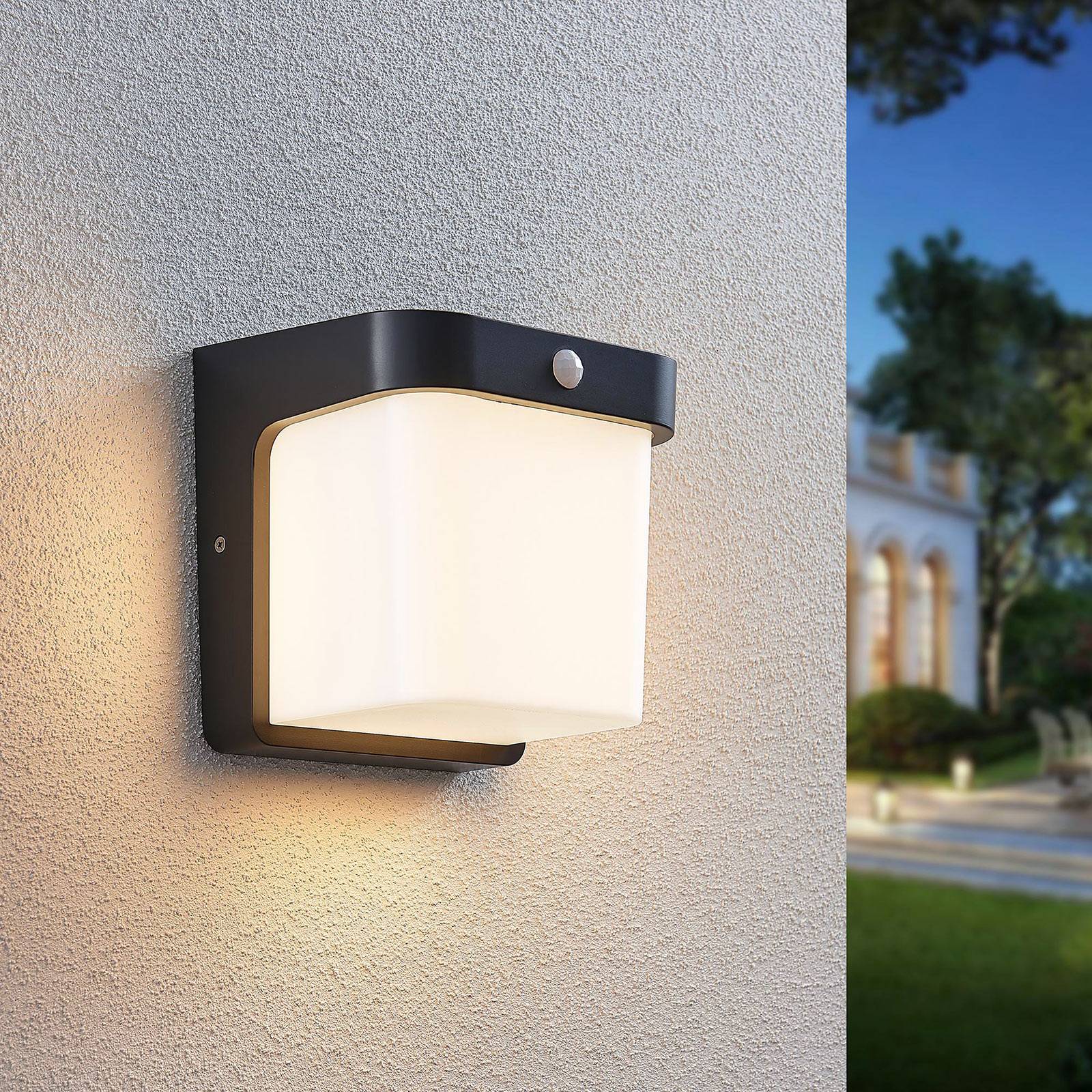 foto del prodotto lindby applique led da esterni adenike con sensore