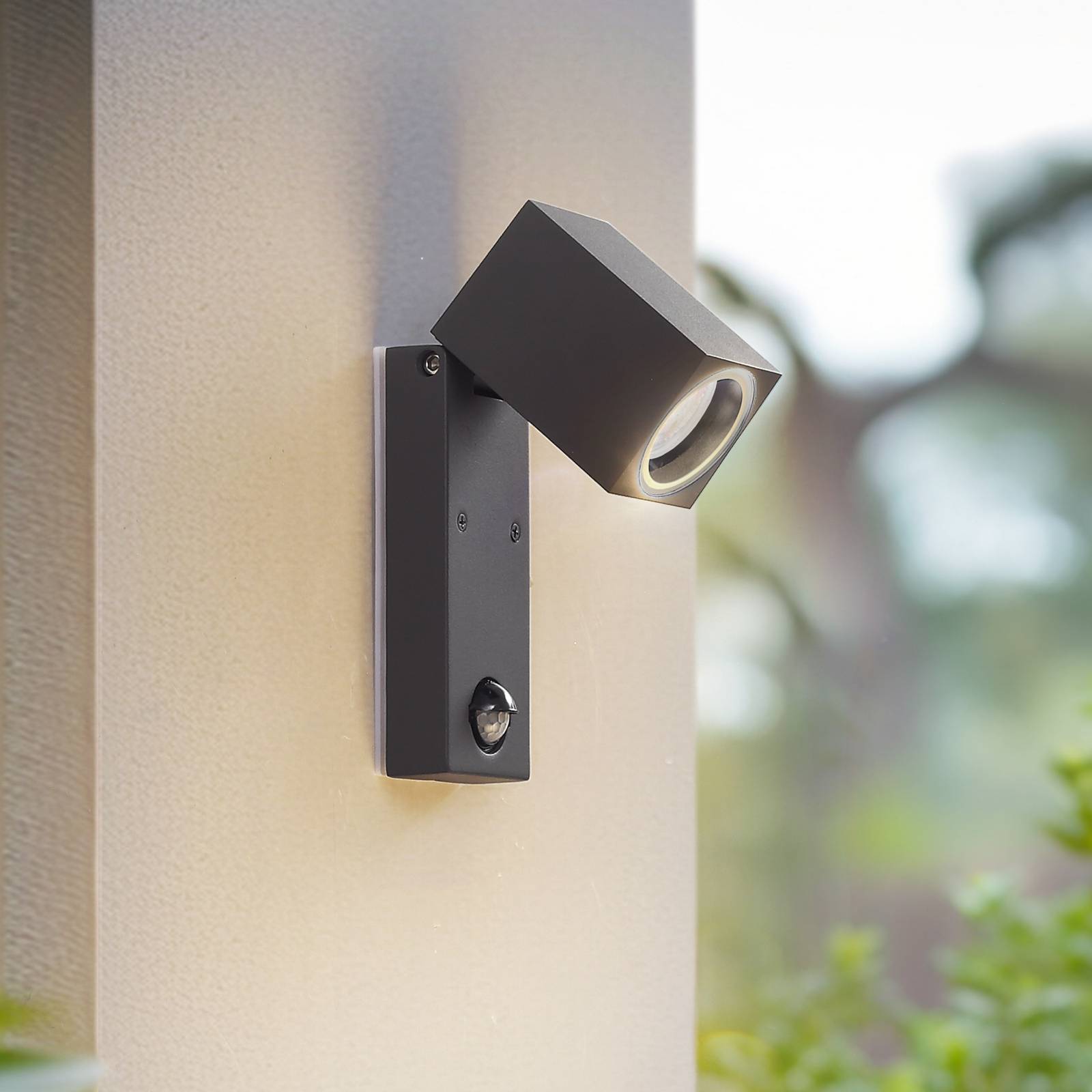 foto del prodotto lindby applique othil, sensore, antracite, metallo, ip44