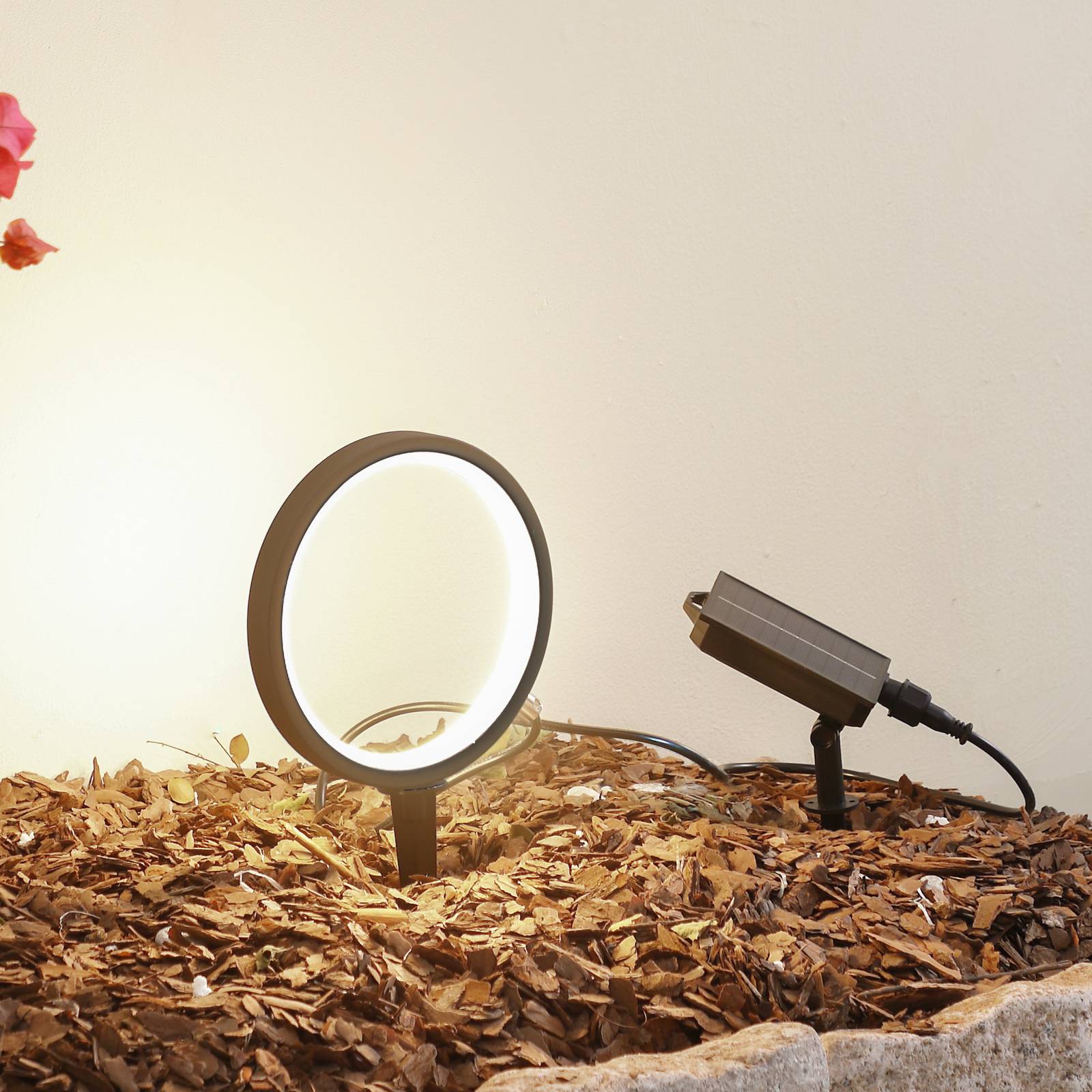 foto del prodotto lindby lampada con picchetto a terra solare syrene, 18 cm, nero, alluminio