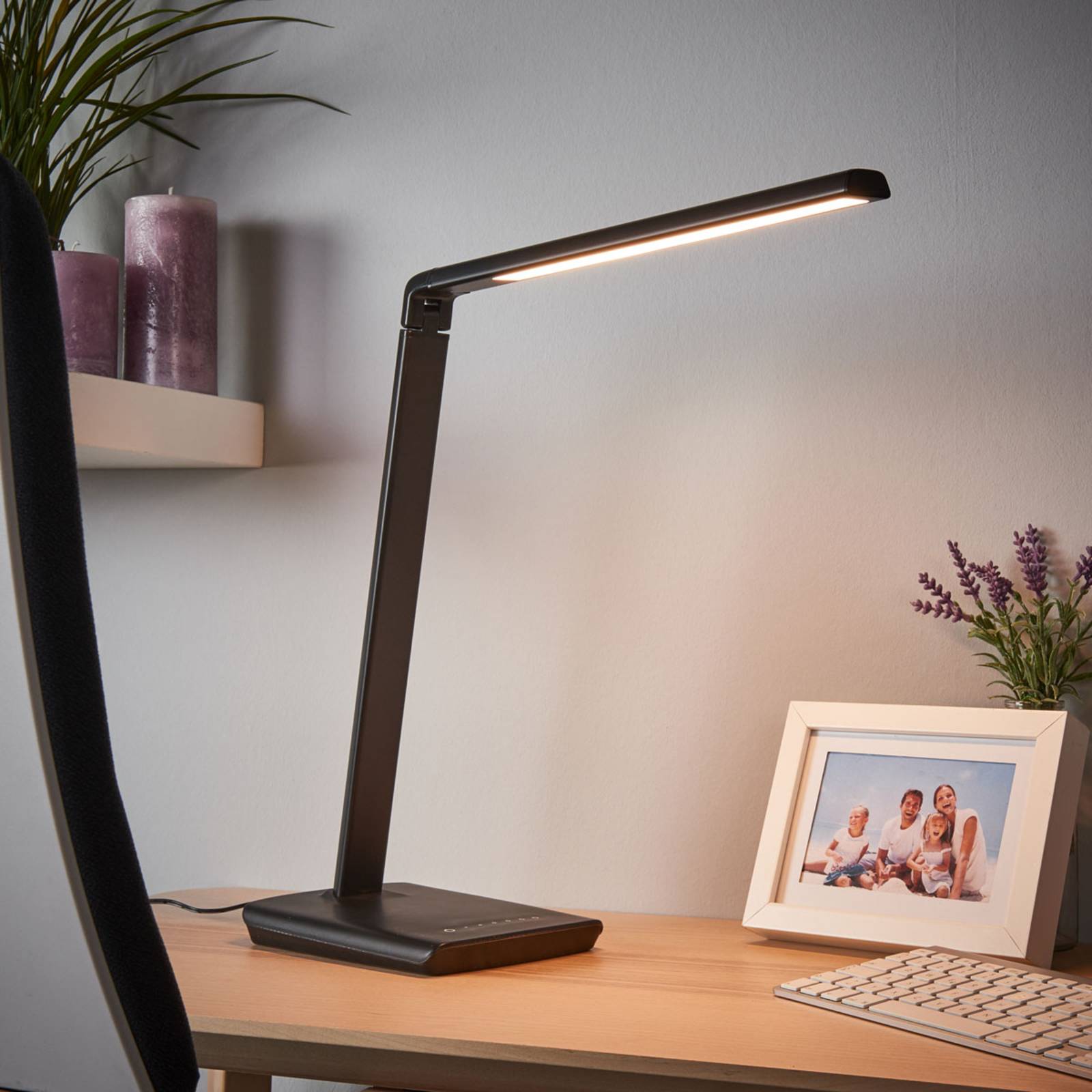 foto del prodotto lindby lampada da scrivania a led kuno, nera, usb, dimmer tattile